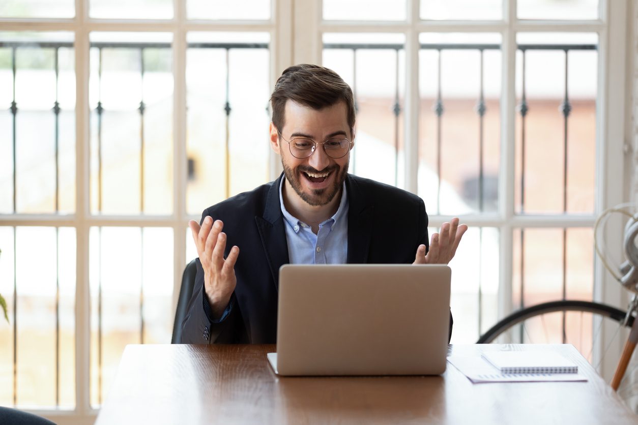 iStock/ لا تكتفِ بأداء المهام العادية التي ينشغل بها الموظفون، ولكن ابحث في الأمور المهمة