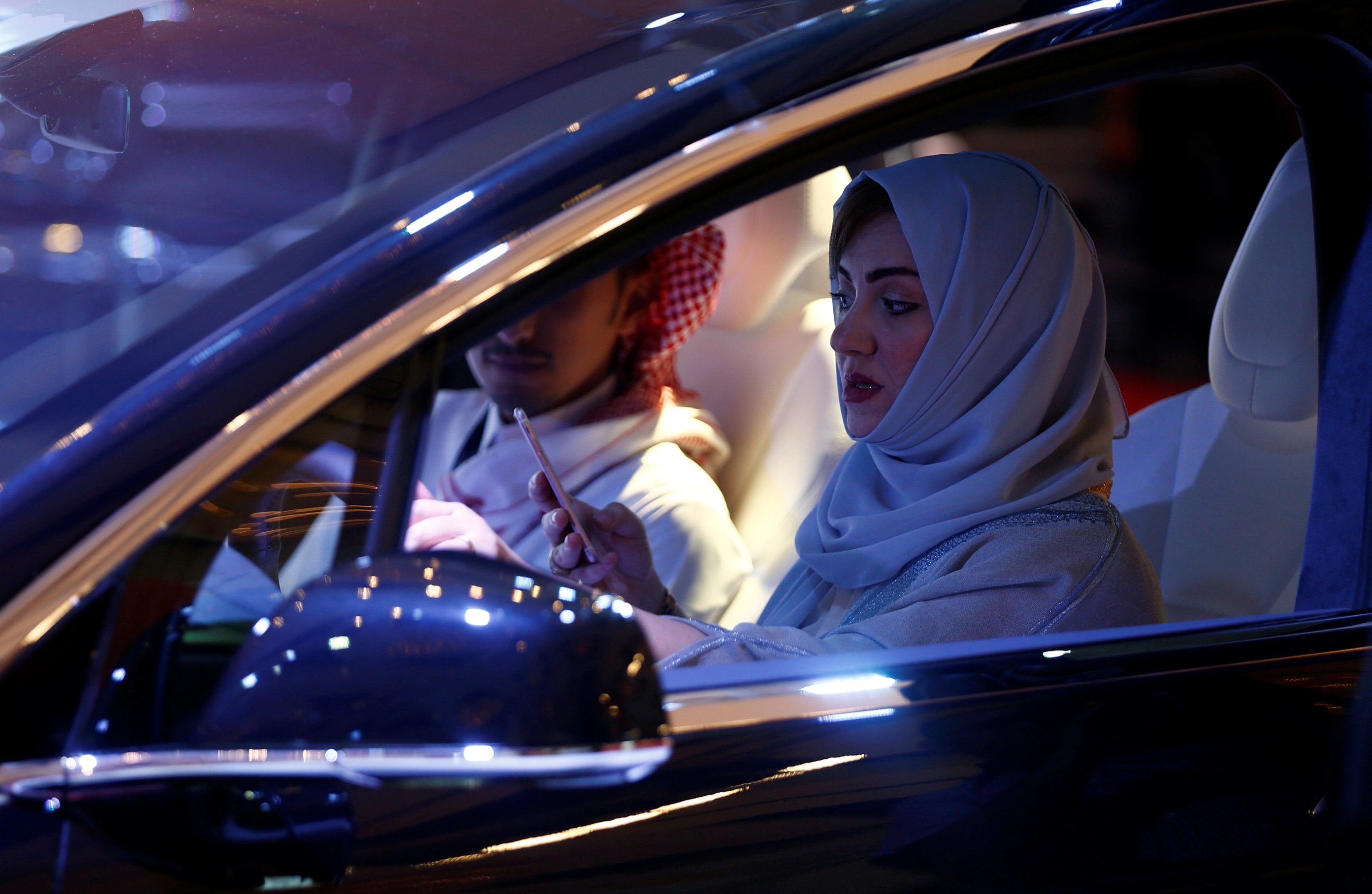 إسقاط ولاية الرجل مطلبهن.. السعوديات يحتشدن على تويتر بعد رفع الحظر عن قيادتهن للسيارة وحضور المباريات