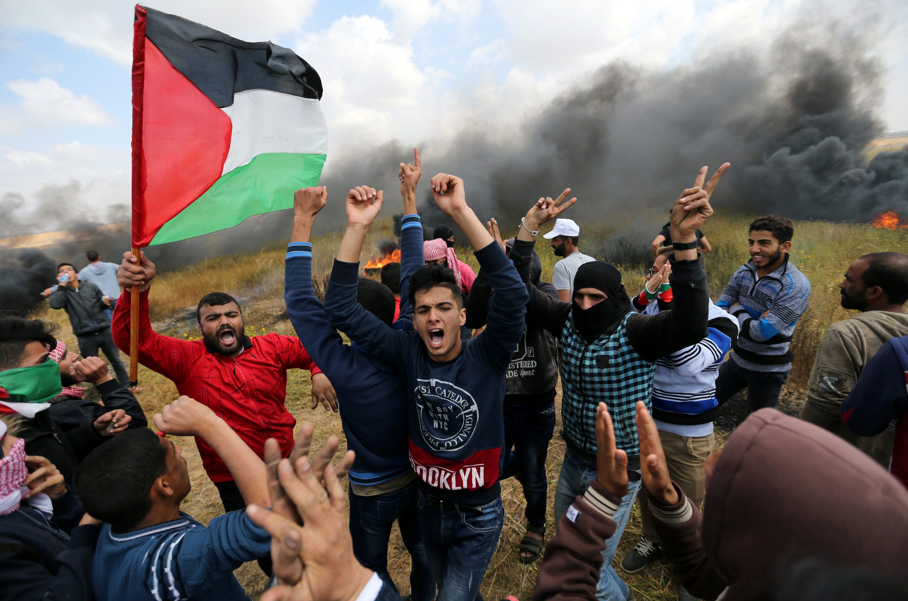 فلسطينيون، كما الزيتون.. مقتل 15 وإصابة 1200 ضحية لم يمنع الفلسطينيين من حلم العودة