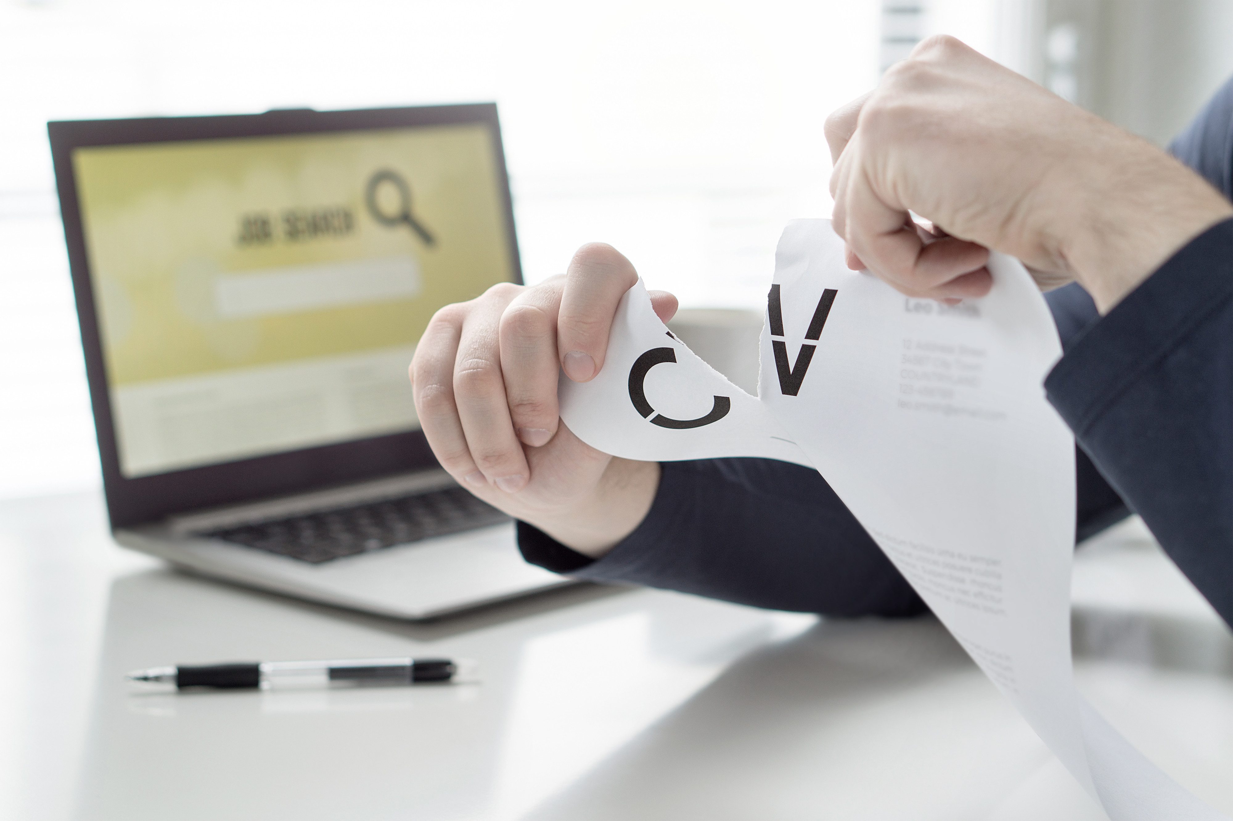 تُرسل الـCV ولا يردُّ عليك أحدٌ بعدها؟ 10 أمور تجعل مصير سيرتك الذاتية “سلَّة قمامة” الشركات.. تجنَّبها!