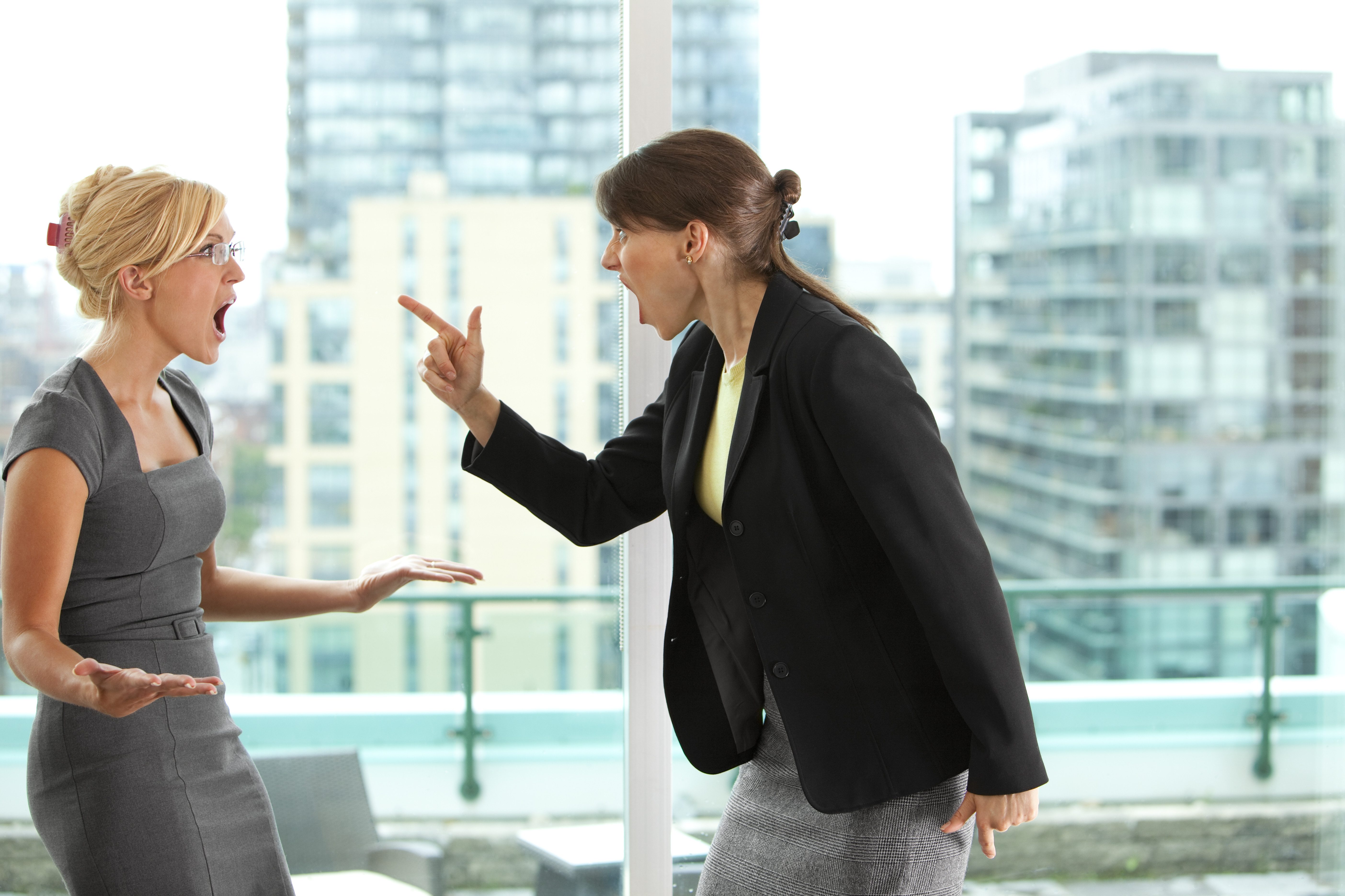 سؤال بريء: لماذا تكره المرأة بنات جنسها؟ ما الذي يجعل زميلات العمل “عدوات”؟