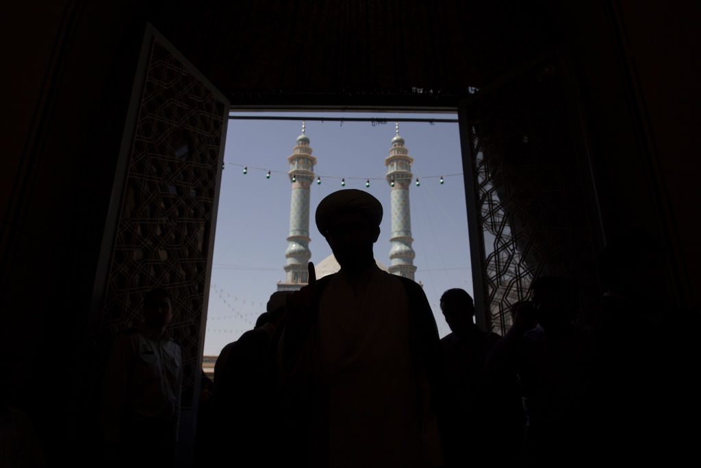 في إيران الجنيُّ خرج من قمقمه! حسين الشيرازي.. رجل الدين الذي هدد النظام