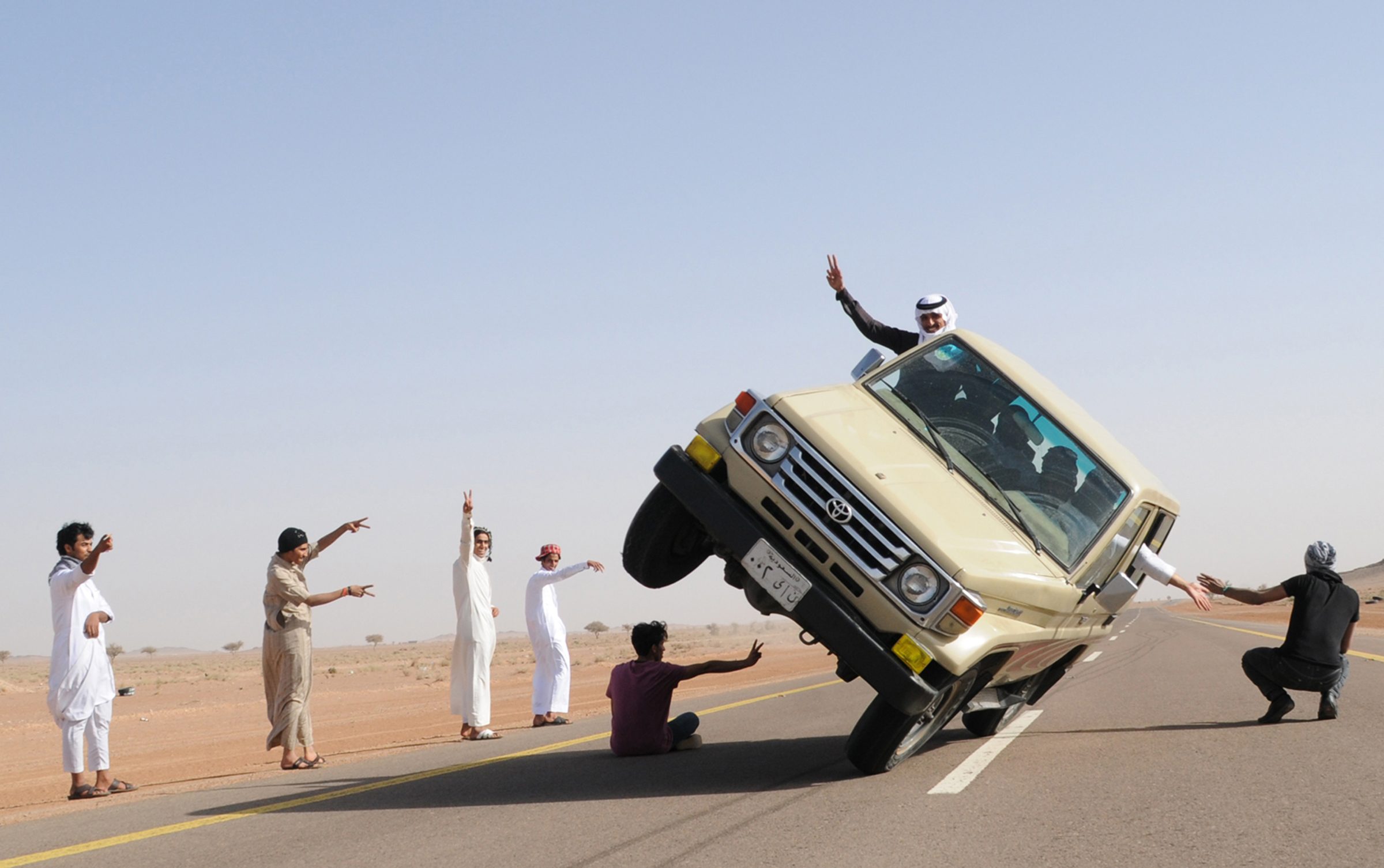 السعوديون تعودوا على “التفحيط”، لكن هذه المرة خرجت الأمور عن نطاق احتمالها.. طار صديقه في الهواء فهرب بجلده