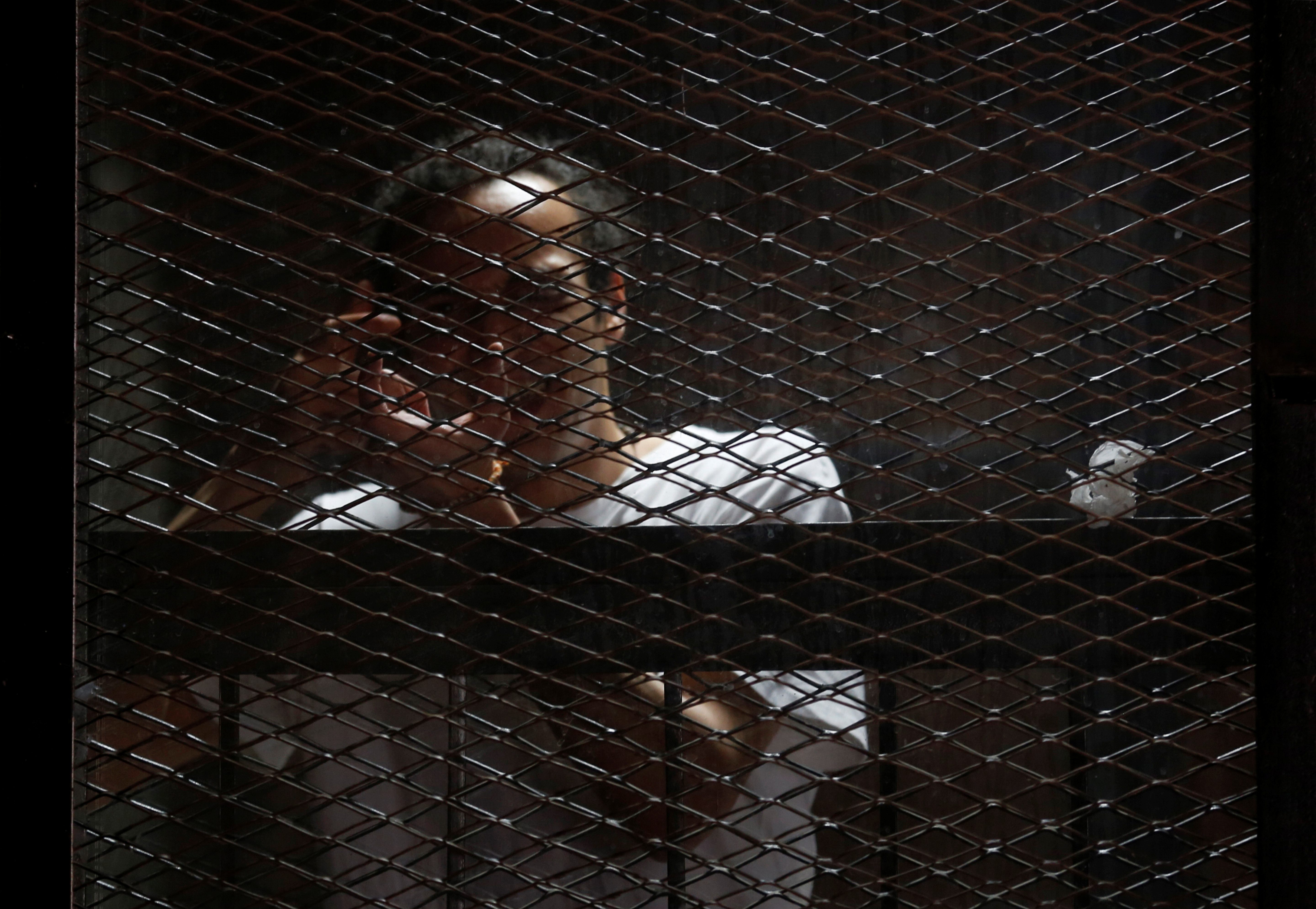 إشارة أطلقها من داخل قفص الاتهام تصبح علامة دولية.. حملة لإنقاذ مصور صحفي مصري من حبل المشنقة