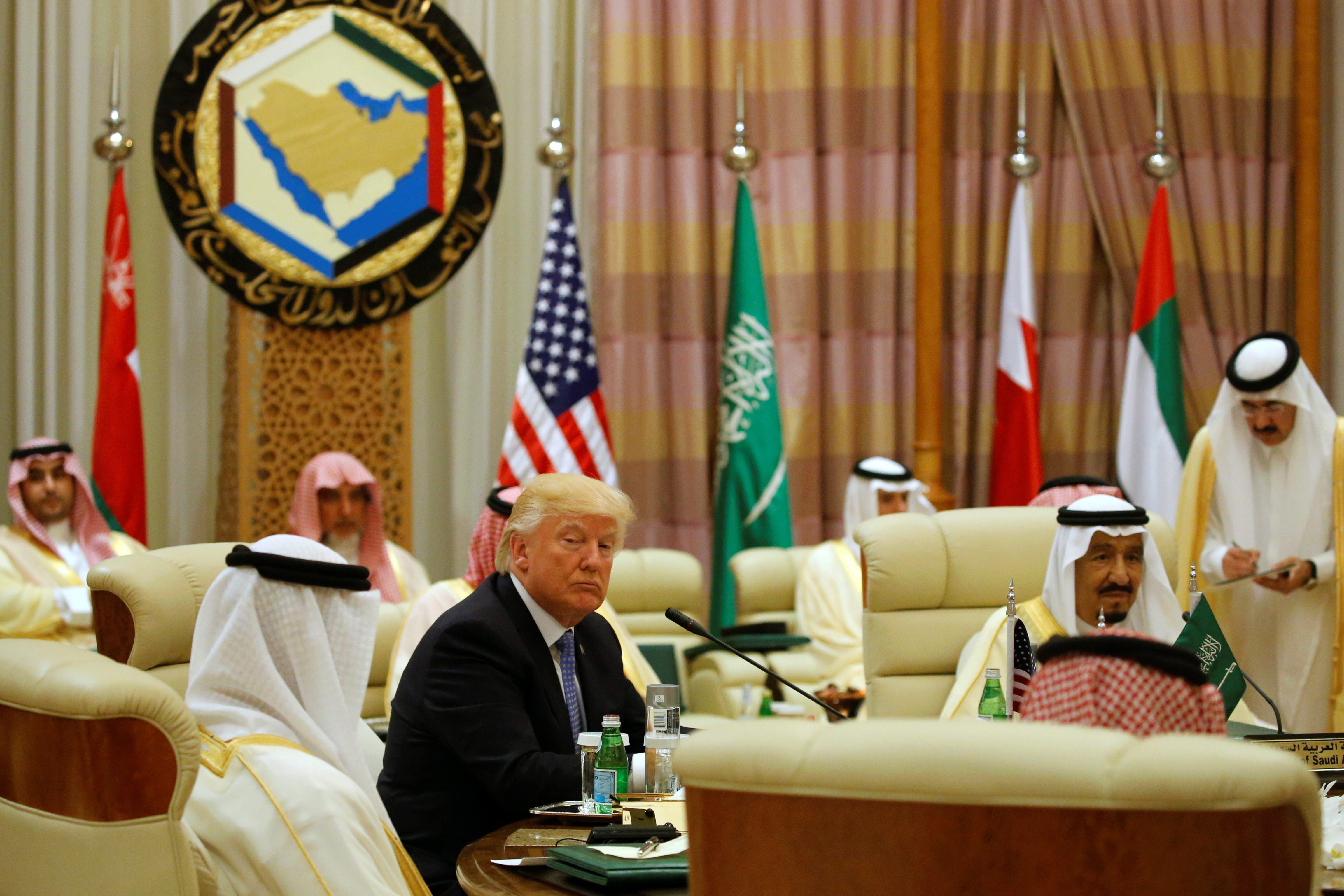 ترمب لم يطلب فقط المليارات من الخليج للبقاء في سوريا، بل القوات أيضا.. وهم مستعدون لفعلها هذه المرة