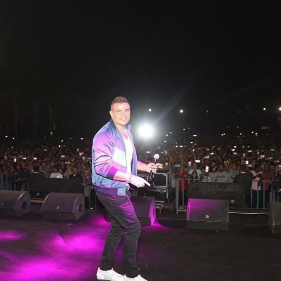 عمرو دياب يتجول في دبي ممسكاً بيد شابة.. احزروا من؟ إجابة صحيحة، دينا الشربيني من جديد!