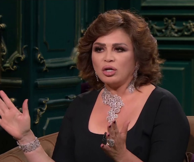 إلهام شاهين تدافع عن نجلاء فتحي وتهدد الكويتية فجر السعيد: “إحذري، فلن نقبل إهانة أي فنان مصري” (فيديو)