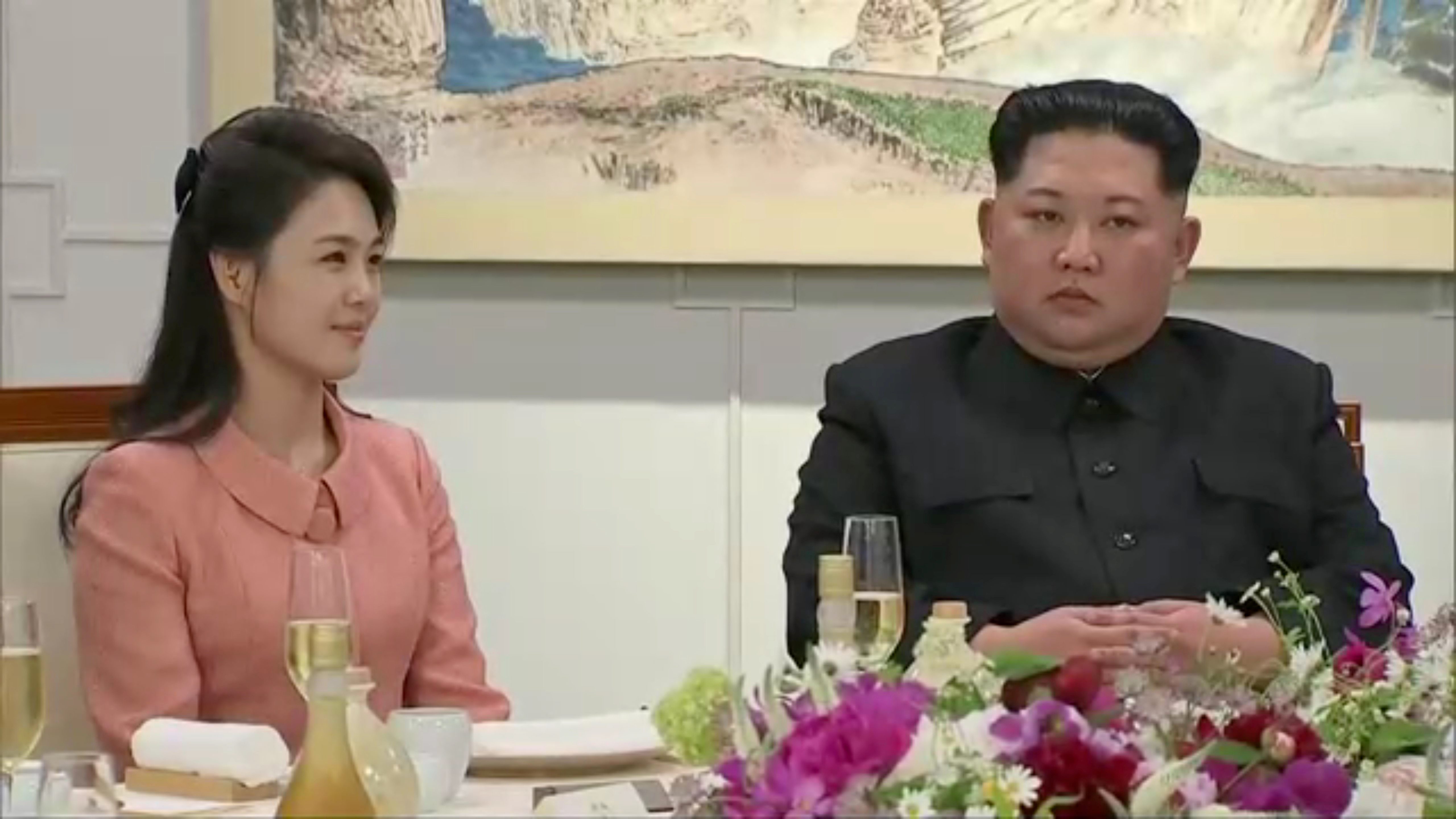 نصيحة من مسؤول كوري جنوبي لكيم أثارت الرعب لولا تدخل زوجته.. دعاه للتوقف عن التدخين رغم إقلاعه عنه أمام نظيره الجنوبي