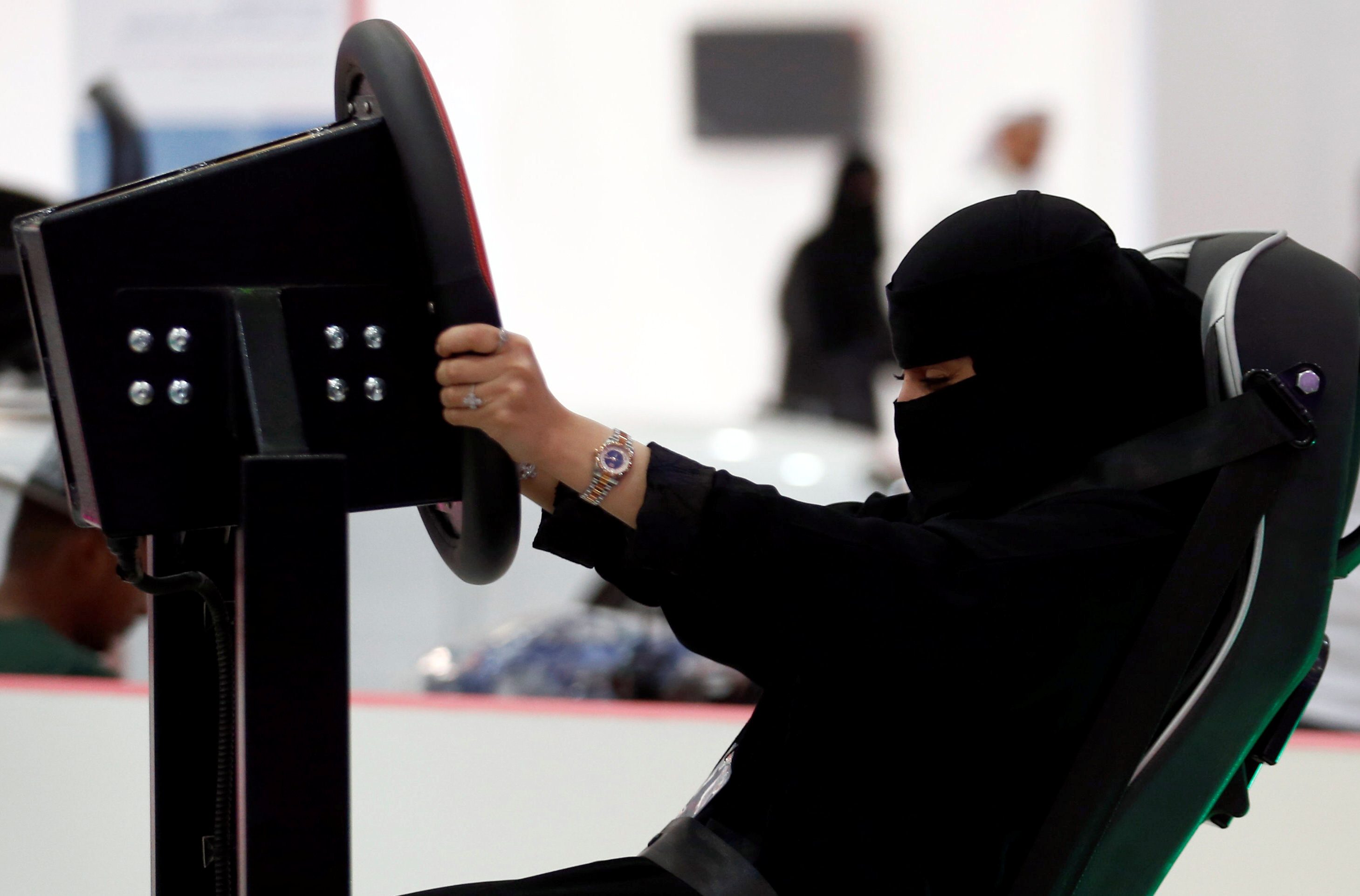 “شغّلن محرّكاتكنّ سيّداتي”… هكذا تستعدّ النساء للقيادة في السعودية