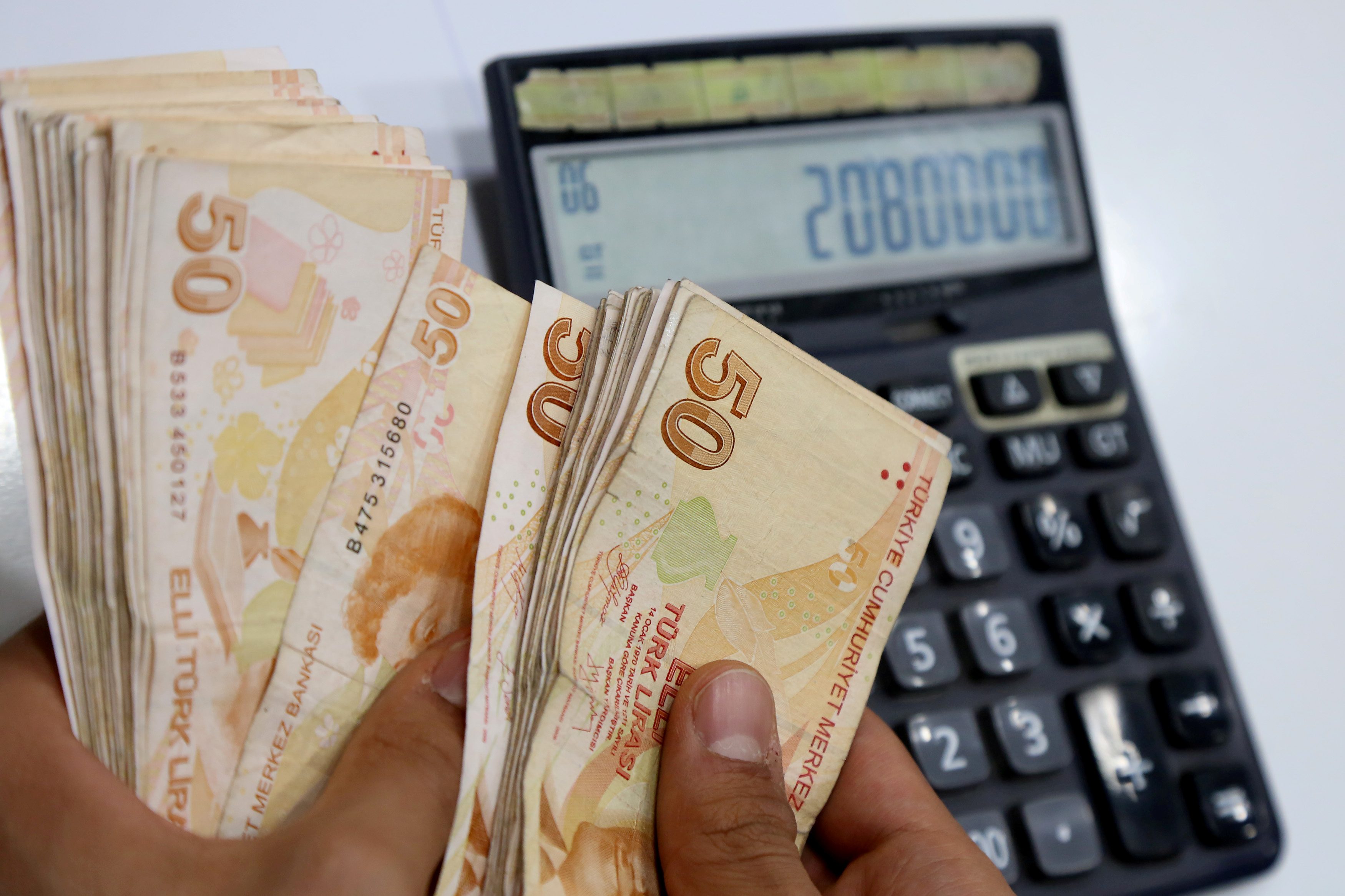 هل هناك مؤامرة وراء انهيار الليرة التركية؟ وهل يوقفها قرار الحكومة الأخير؟