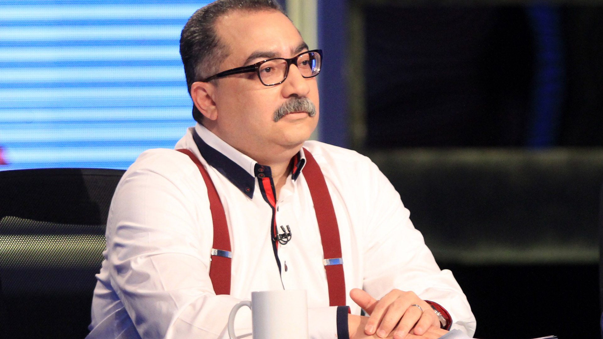 استبدال إبراهيم عيسى في “النسخة السعودية” من مسلسل “أرض النفاق”، لكنه موجود في النسخة المصرية!