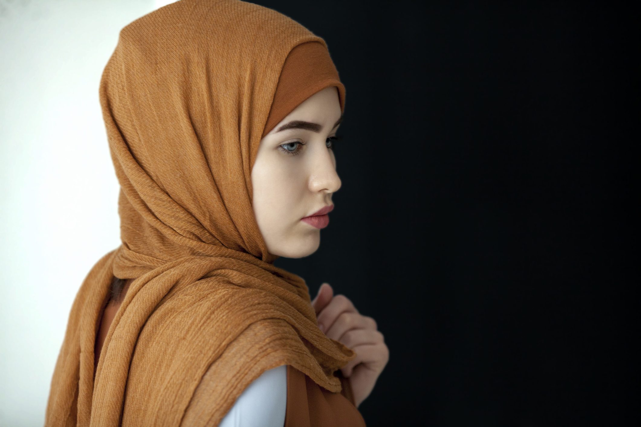 تظهر فجأة في المحاضرات، تساعد الطلبة ثم تختفي ولا أحد يعرف اسمها.. من هي الفتاة الشبح في معهد العلوم السياسية بمصر؟