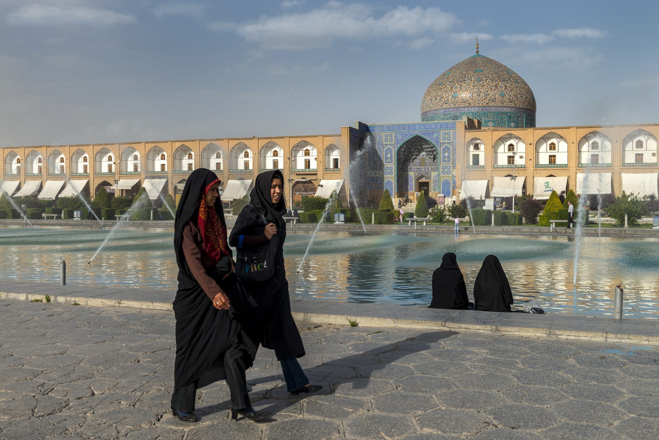بعضهم لم ينتظر القرار وحَسَم أمره بالرحيل.. إيرانيون يستعدون لفقدان مكتسباتهم بعد انسحاب ترمب