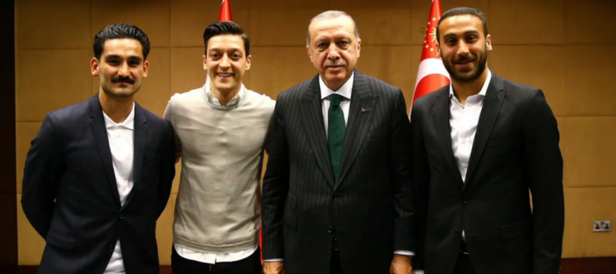 توابع زلزال ظهورهما مع أردوغان لم تتوقف.. حزب ألماني يطالب بحرمان مسعود أوزيل وغوندوغان من المشاركة في كأس العالم  
