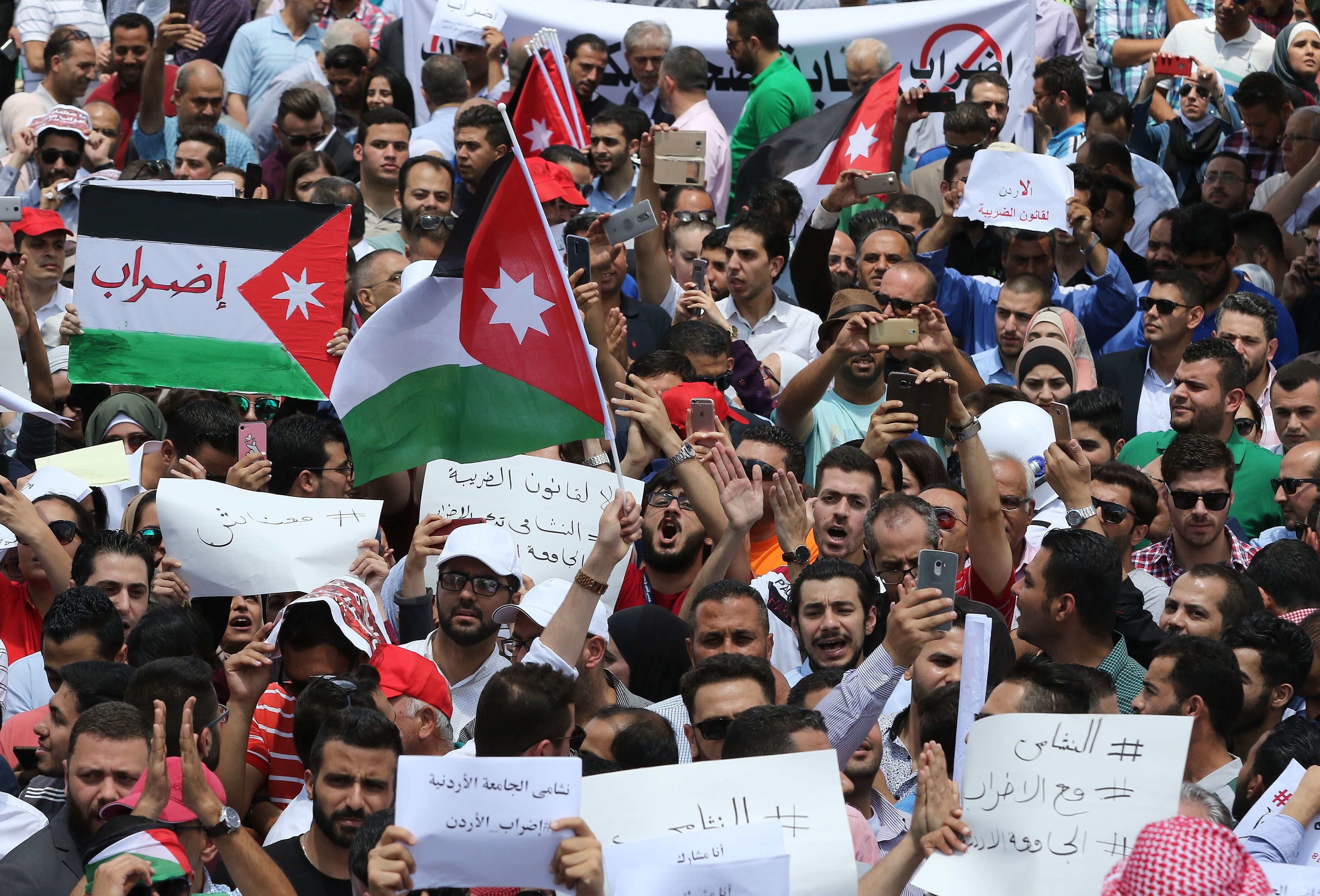 شيءٌ ما تغيَّر في الأردن! شبَّان يتذوقون طعم الاحتجاج لأول مرة، والنزول إلى الشارع لا ينتظر إشارة حزب أو عشيرة