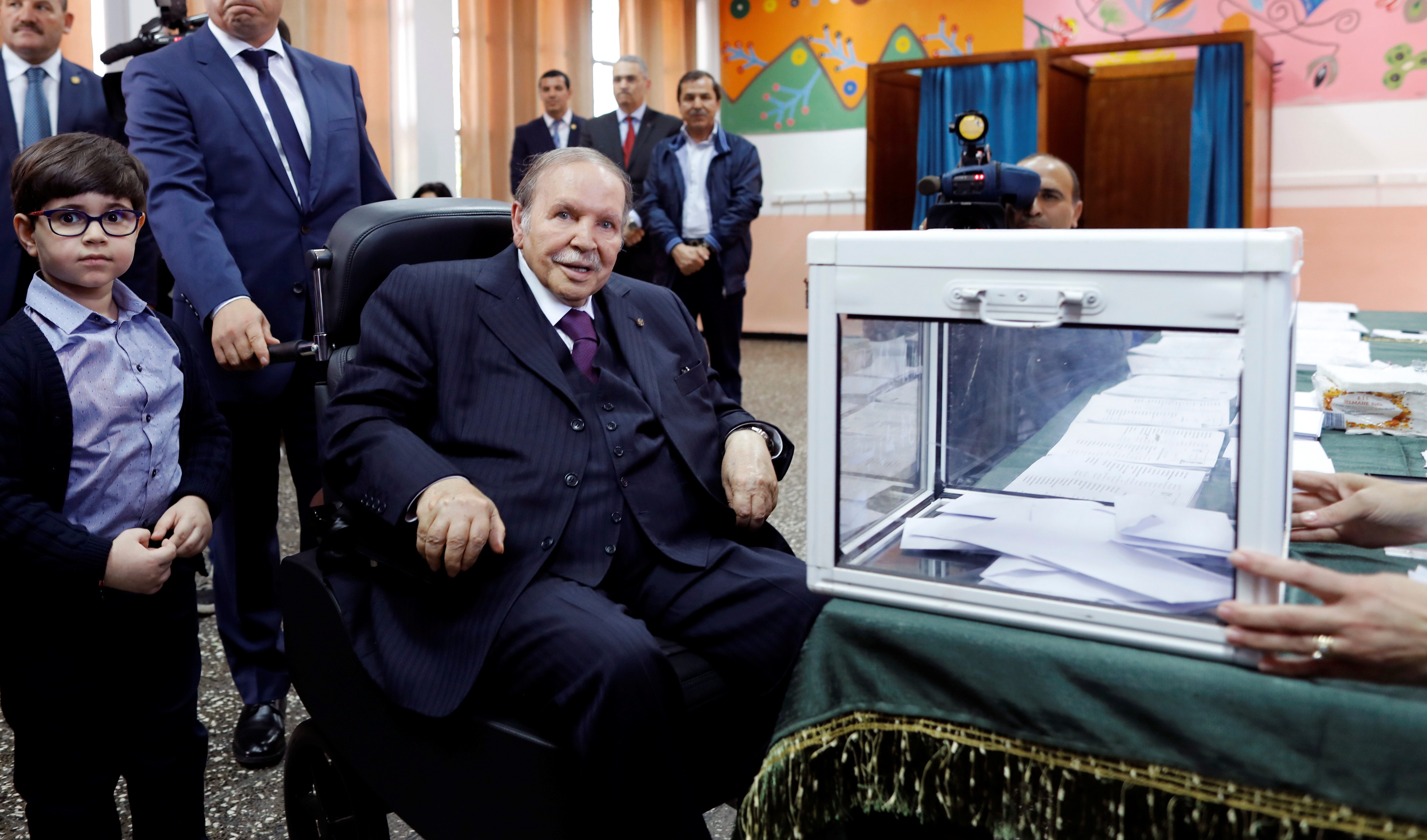 بعد استدعاء السفير والاحتجاج على “فيديو” مسيء إلى بوتفليقة.. الجزائر تطالب باعتذار رسمي وترفض تدوينات “تويتر”