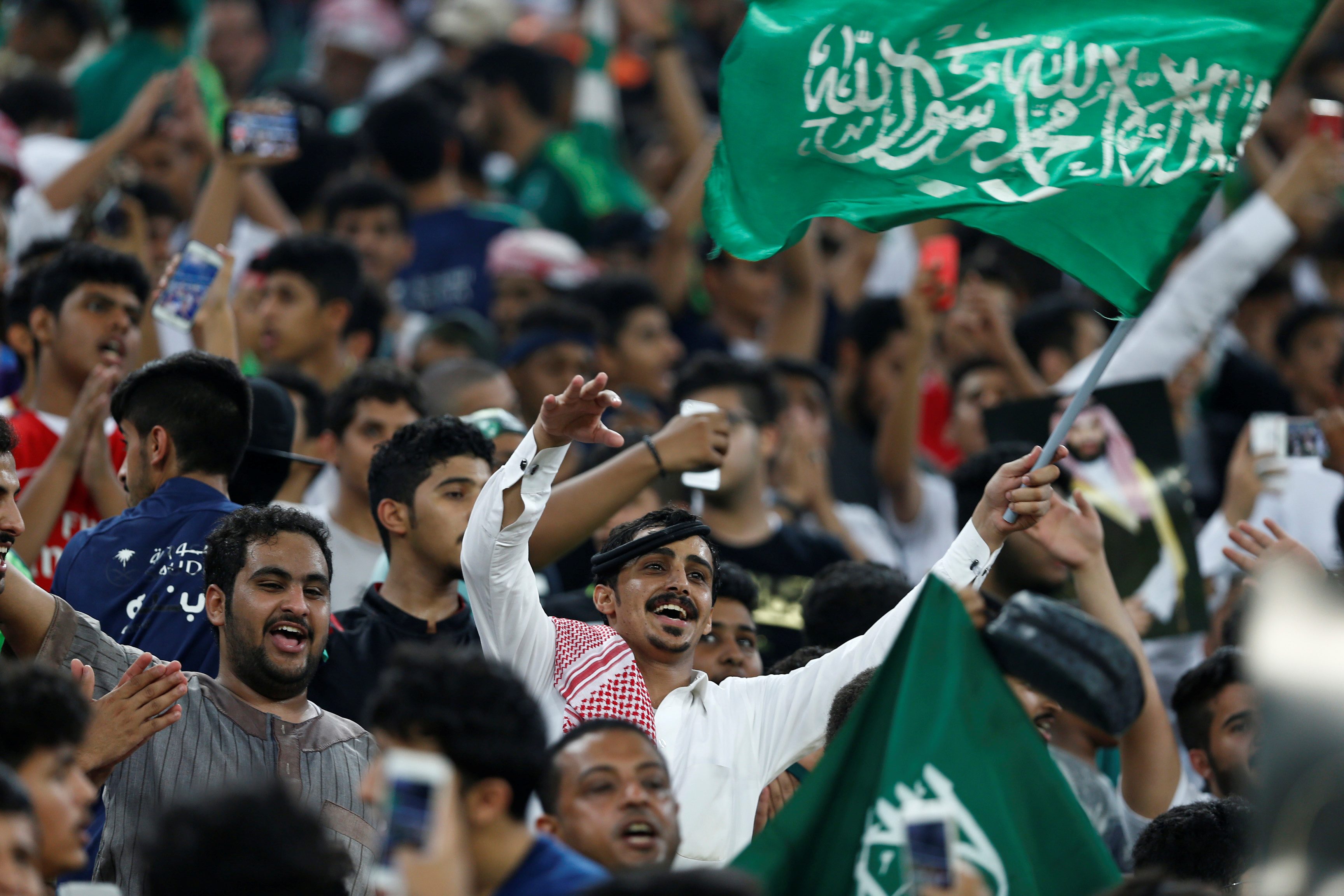 ليس اللاعبون فقط! فتوى سعودية تجيز لمشجعي المونديال الإفطار في رمضان