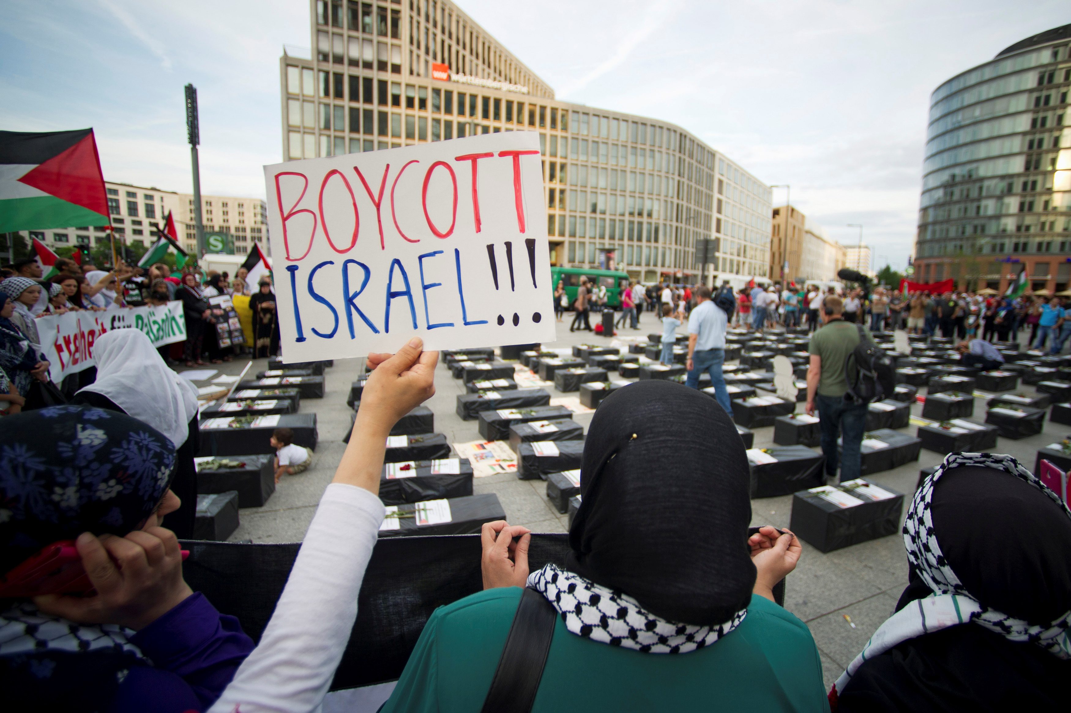 “لا أريد أن أموّل قتل إسرائيل للفلسطينيين”.. احتجاج مسلم يجبر متجراً فرنسياً على سحب تمور إسرائيلية (فيديو)