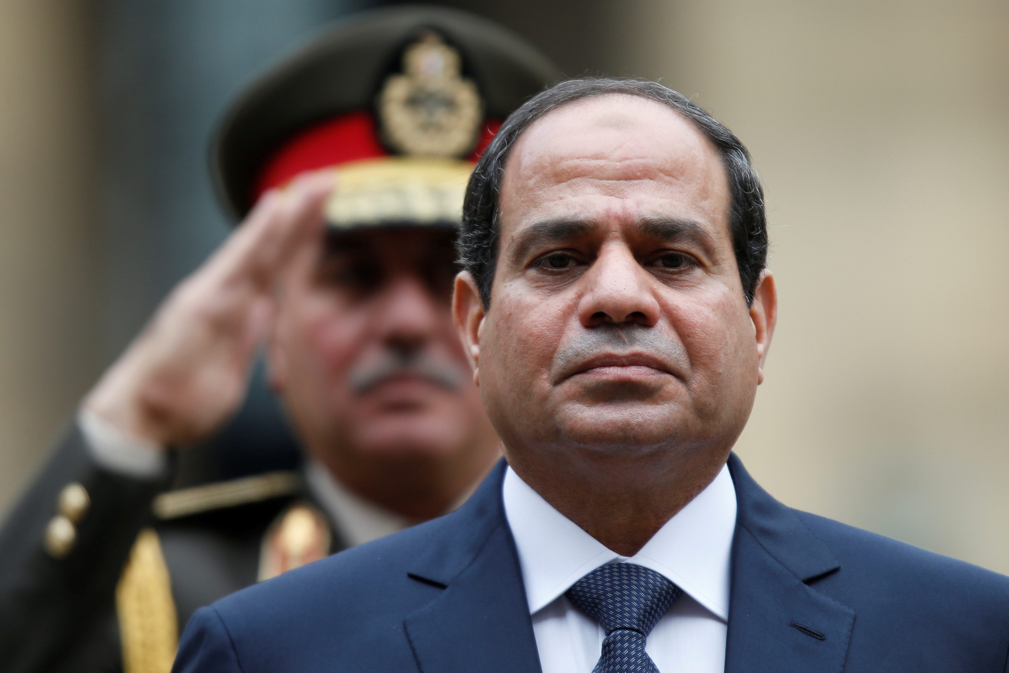 ربما نتفهم عداء الرئيس المصري للإخوان، لكن لماذا يكره النخبة السياسية الموجودة الآن، وما سرُّ عدائه للأولتراس و 6 أبريل؟
