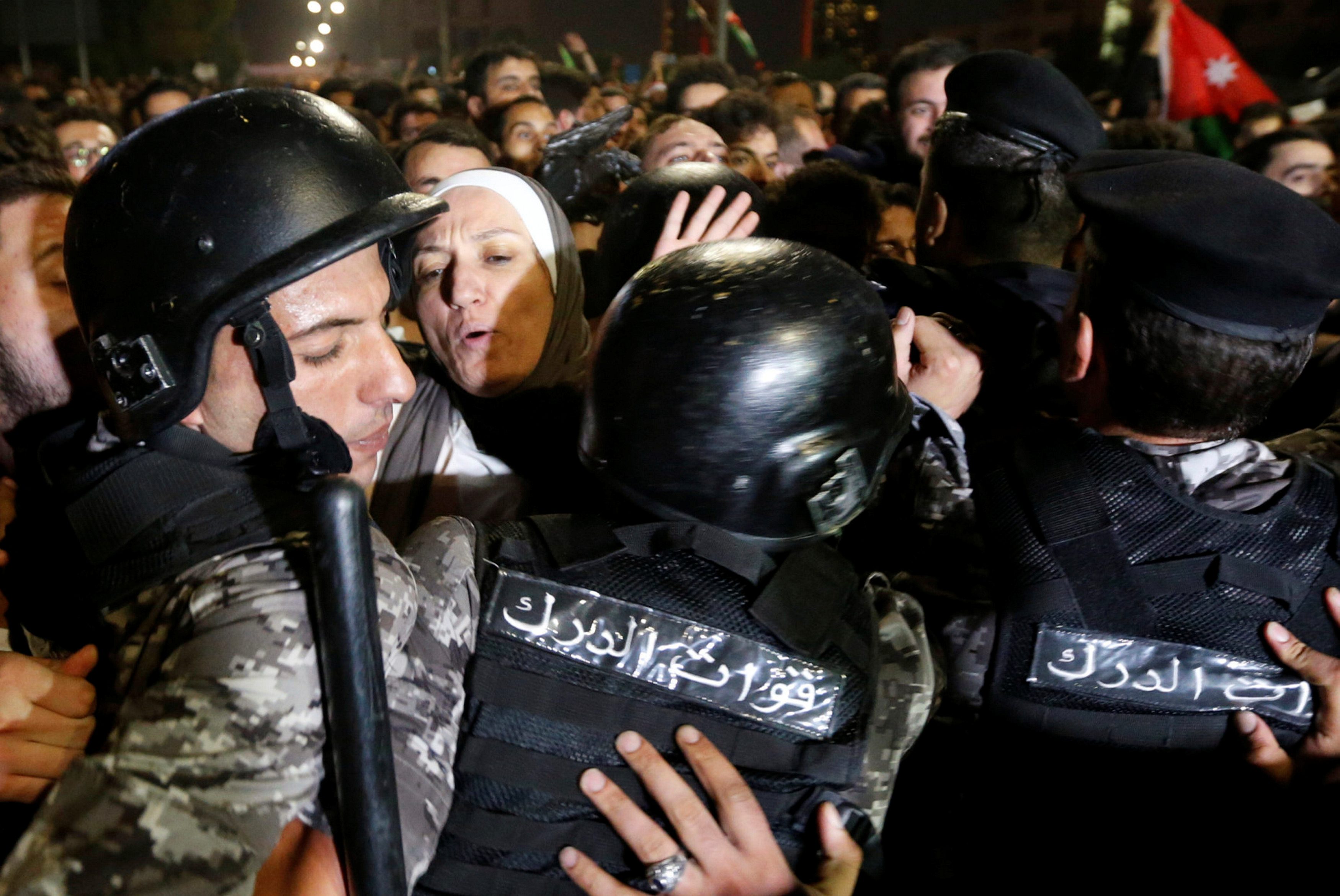 مهلاً! ليست الأردن وحدها وراء قرار رفع الضريبة.. السعودية وأمريكا والأونوروا لهم يد أيضاً