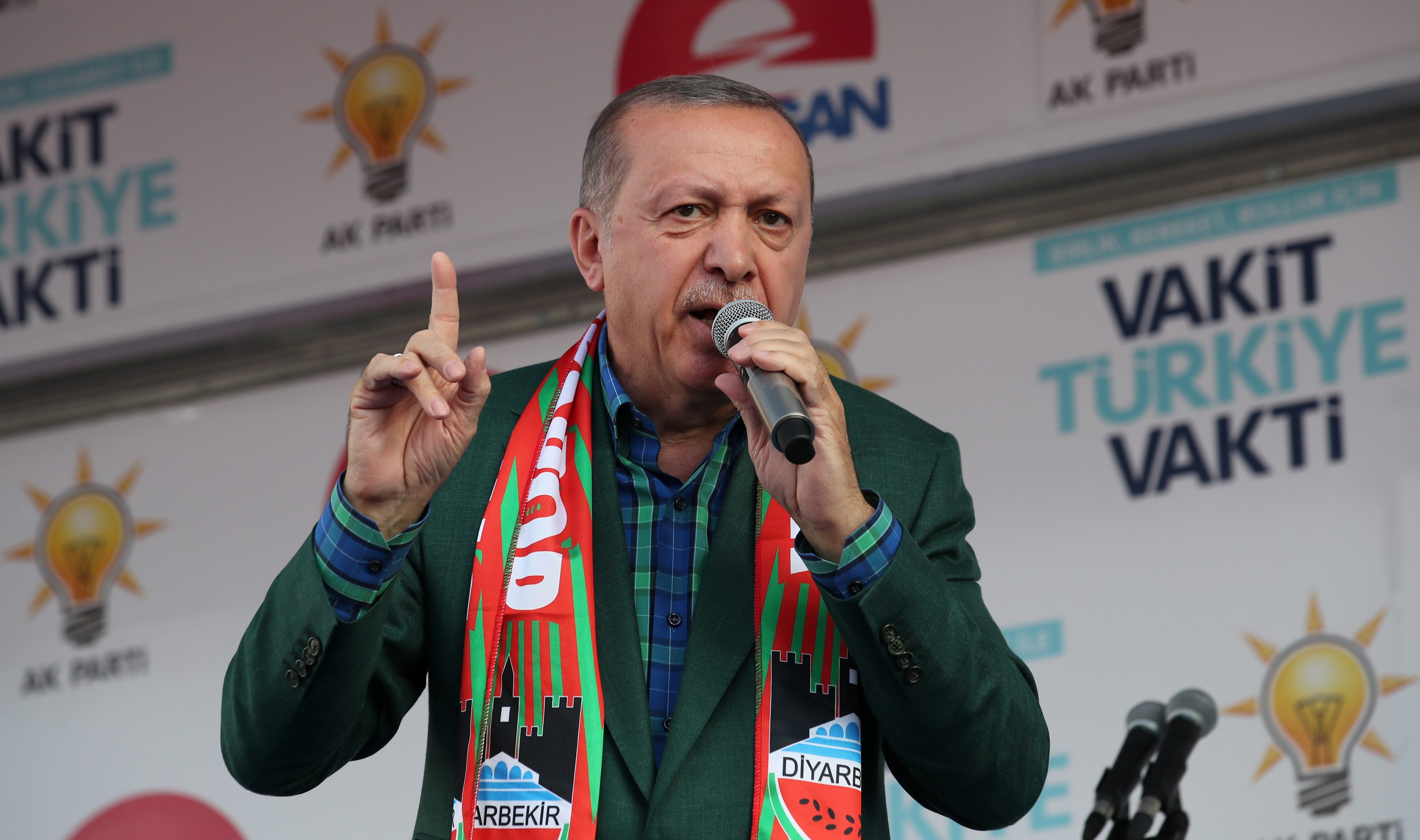 أردوغان يتوعد النمسا بعد طردها أئمة وغلقها لمساجد: لن نقف صامتين، فهذا البلد يقود لحرب بين الصليب والهلال
