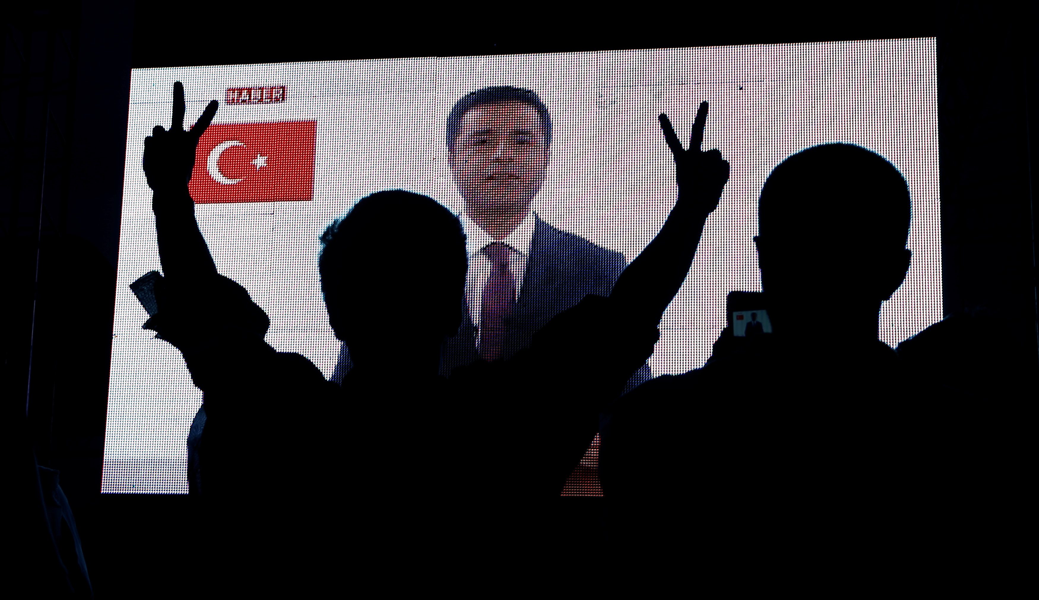 مرشح منافس لأردوغان يظهر في التلفزيون التركي لأول مرة منذ عام ونصف.. ماذا قال لأنصاره من داخل السجن؟