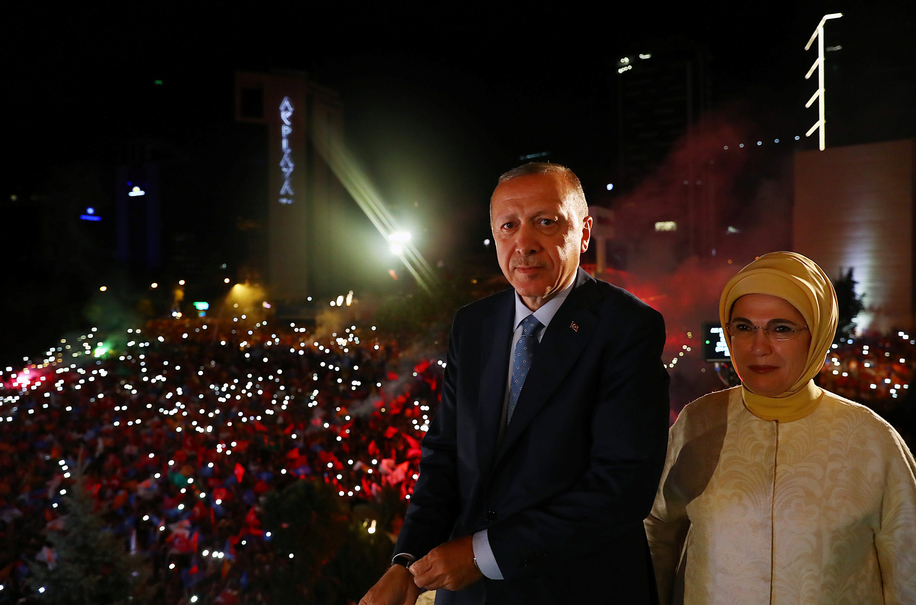 الرئيس التركي أردوغان وزوجته بعد فوزه بالانتخابات الرئاسية