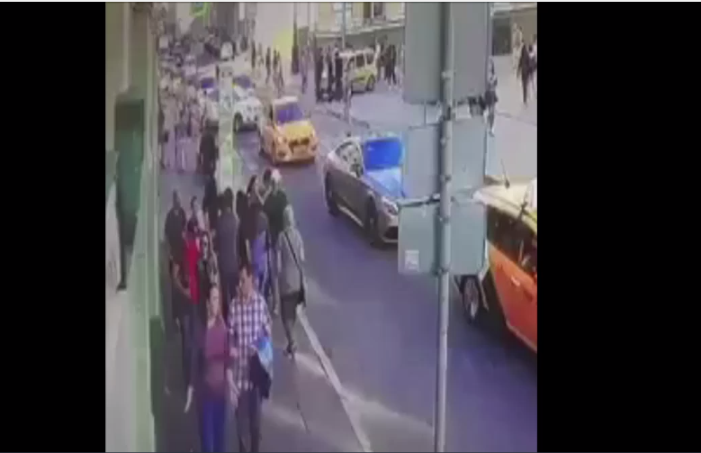 سائق السيارة التي دهست المشجعين في موسكو يتحدث عن لحظات الرعب التي عاشها.. وماذا حدث بالضبط (فيديو)