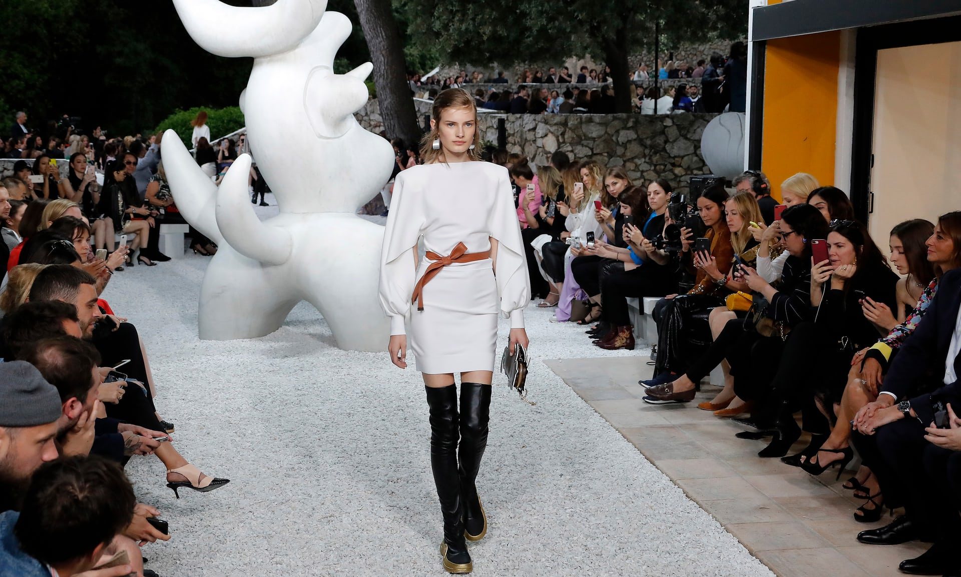 خافوا أن يحدث لهم ما حصل مع Dior، فاستعانوا بمشعوذ برازيلي.. هذا ما فعلته Louis Vuitton خلال العرض