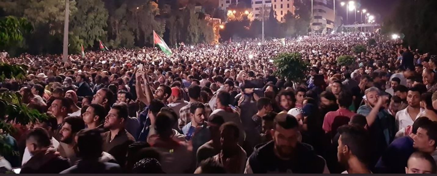 استقال أخيراً.. رئيس الوزراء الأردني يترك منصبه على وقع احتجاجات شعبية بدأت قبل 5 أيام