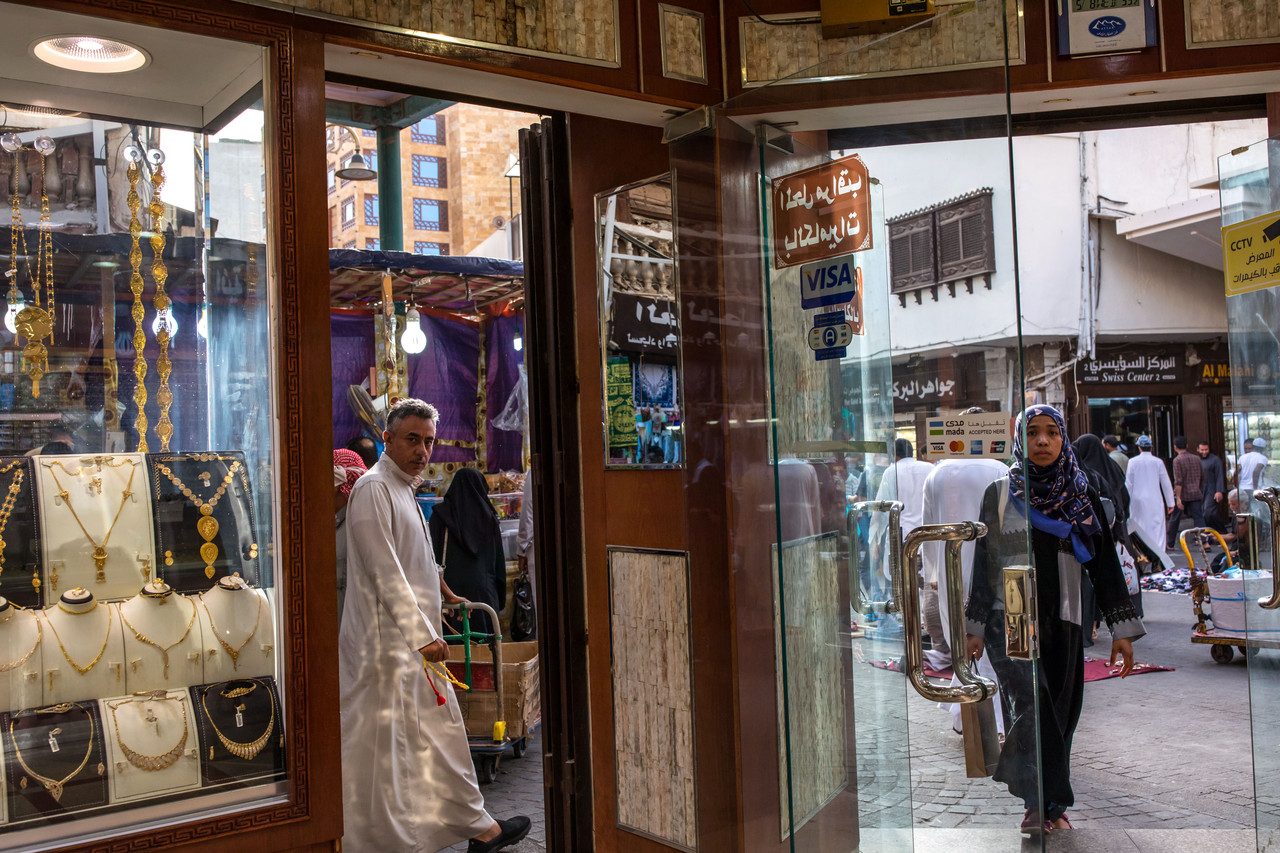 وظائف، ولكن لا تناسبهم.. أصحاب الشركات بالسعودية في حيرة بين الالتزام بـ”السعودة” وقبول الشباب للعمل