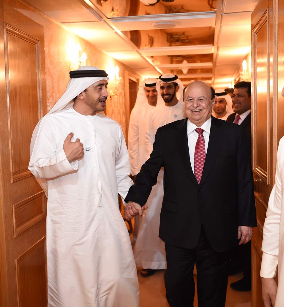لأول مرة منذ أزمة سقطرى.. الرئيس اليمني يلتقي عبد الله بن زايد في السعودية