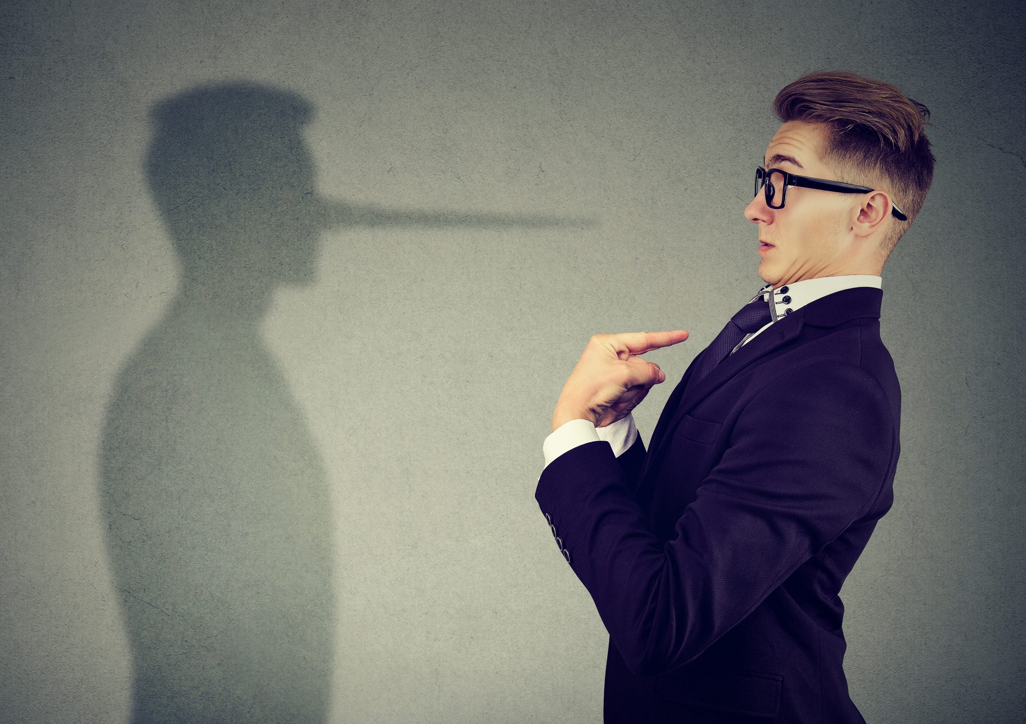 لماذا لا يستطيع البعض التوقف عن الكذب؟ إليك الأسباب النفسية وراء ذلك