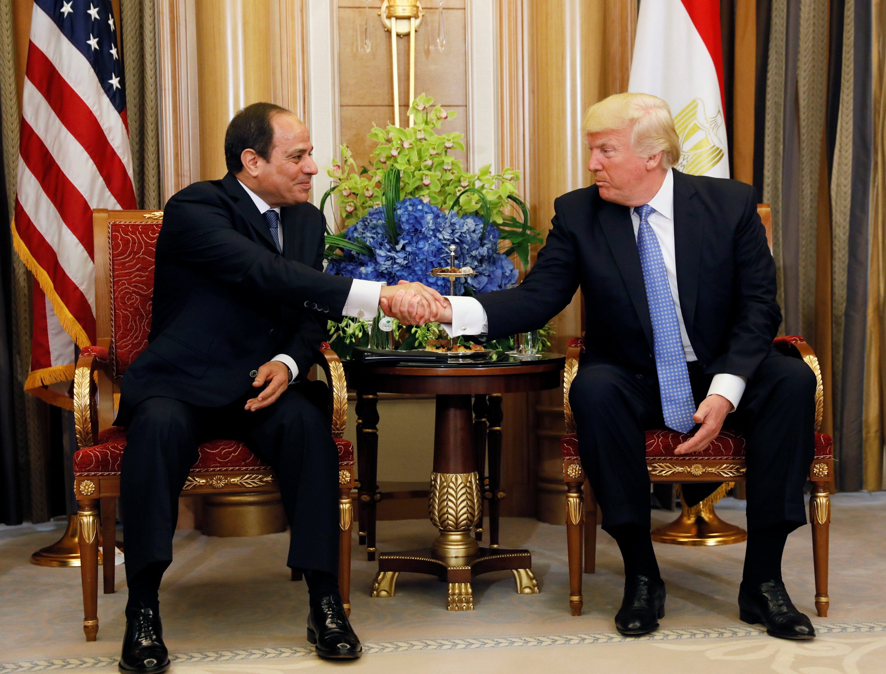 صحيفة أميركية: ترمب يواصل التقليد الأميركي بتدليل الرئيس المصري.. واشنطن دفعت للقاهرة 50 مليار دولار، لكن مقابل ماذا؟