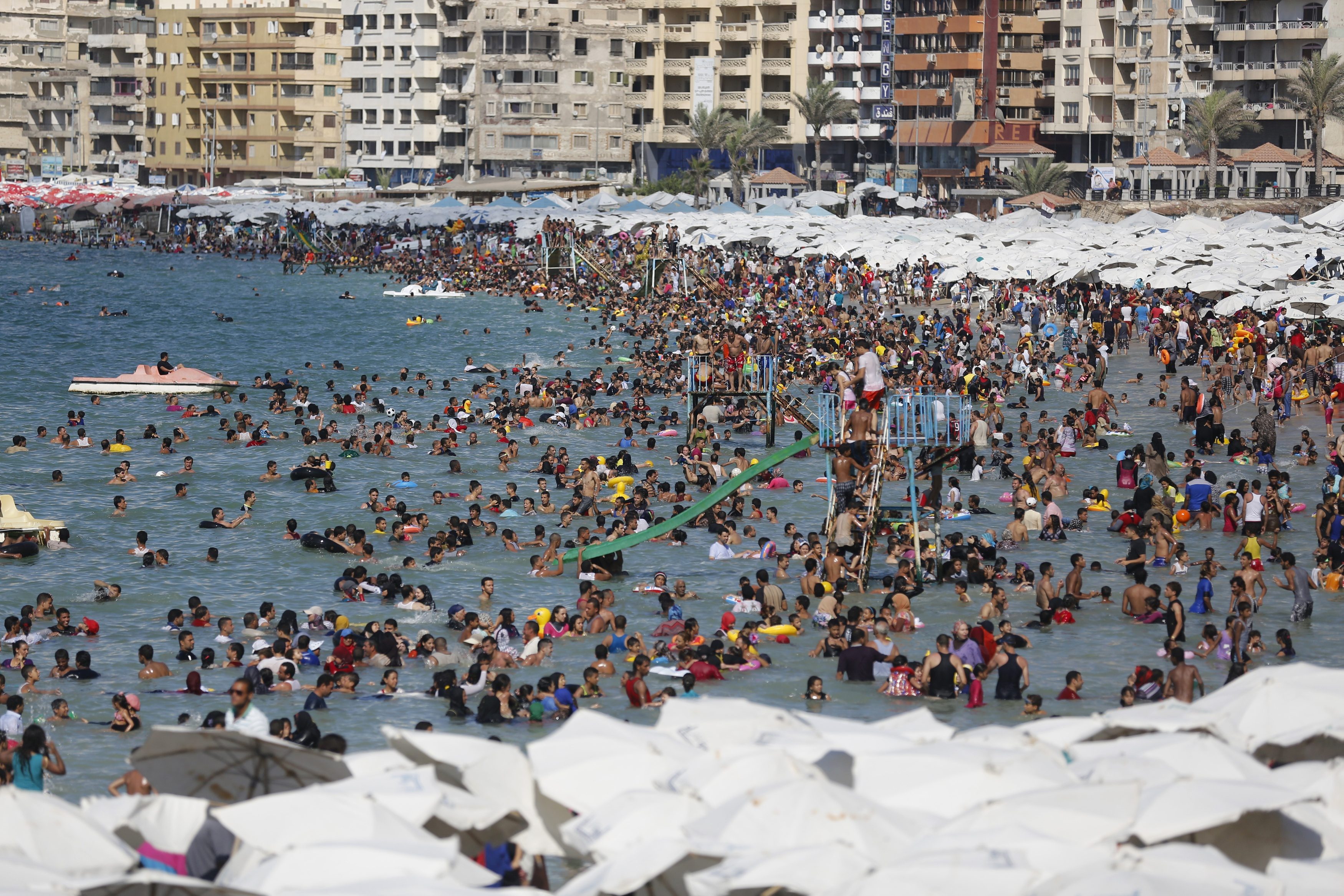 شواطئ مصرية مغلقة لـ”حماية الأجانب من التحرّش”.. كيف تحولت الإسكندرية من “عروس المتوسط” إلى مدينة أكثر خرابا؟