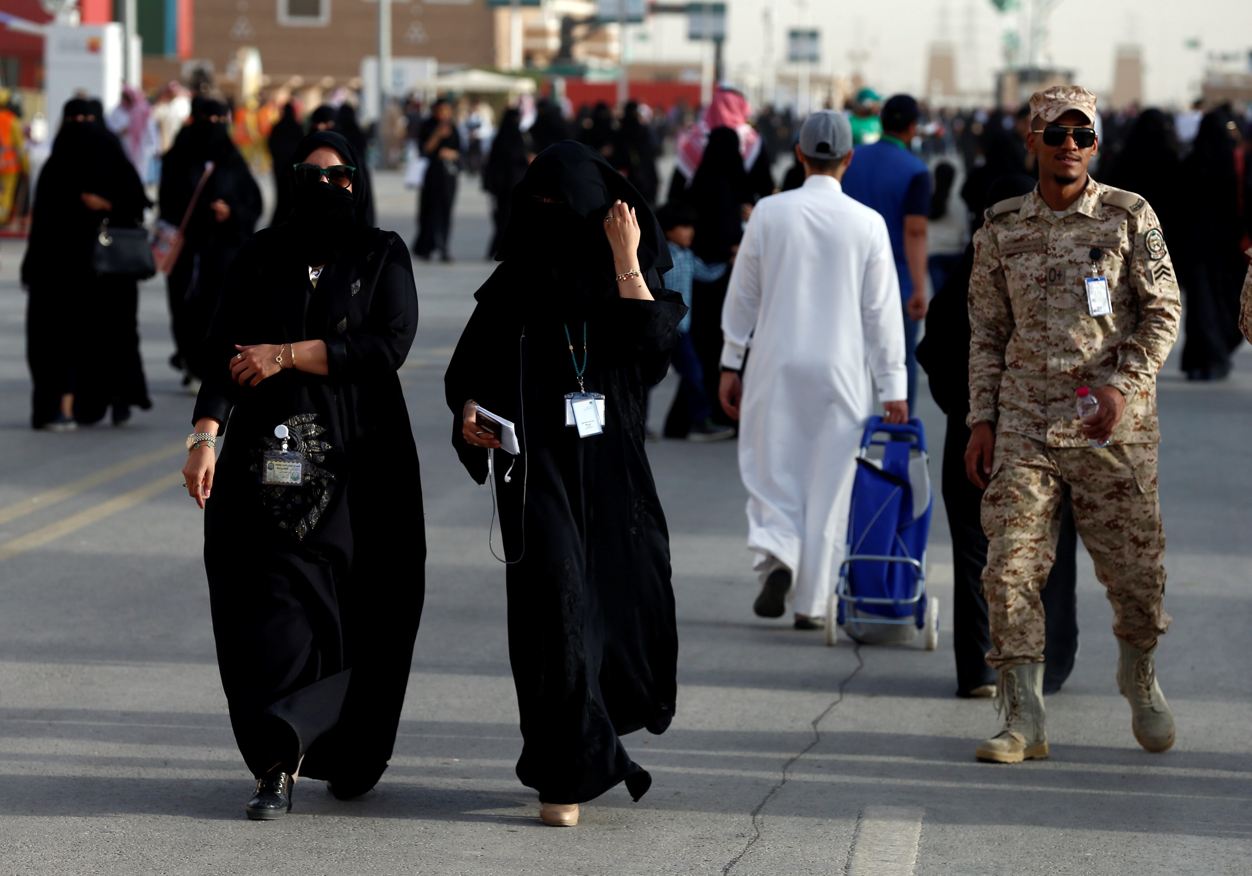 من صوت المرأة “عورة” إلى قيادتها للسيارة.. السعوديات يتطلعن لأبعد من ذلك ويُرِدن نفوذاً أكبر في الشؤون الدينية