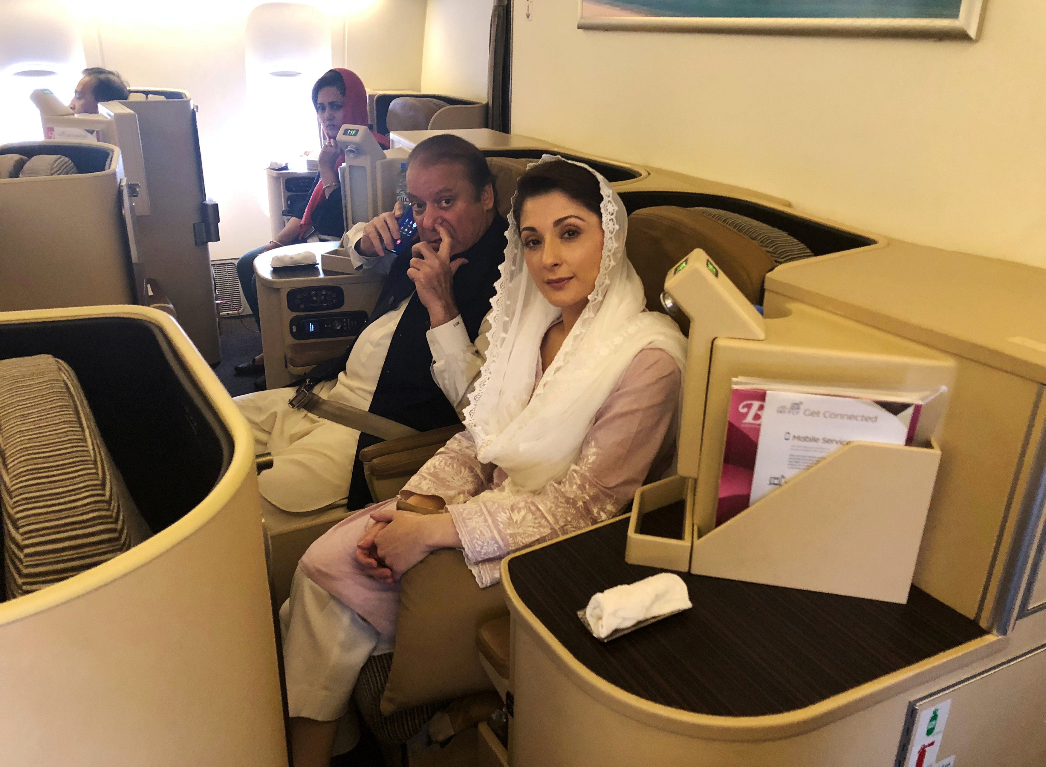 صحيح أن نواز شريف سلَّم نفسه للسلطات لتعتقله في المطار.. لكن هذا ما يسعى إليه من هذه الخطوة المفاجئة 