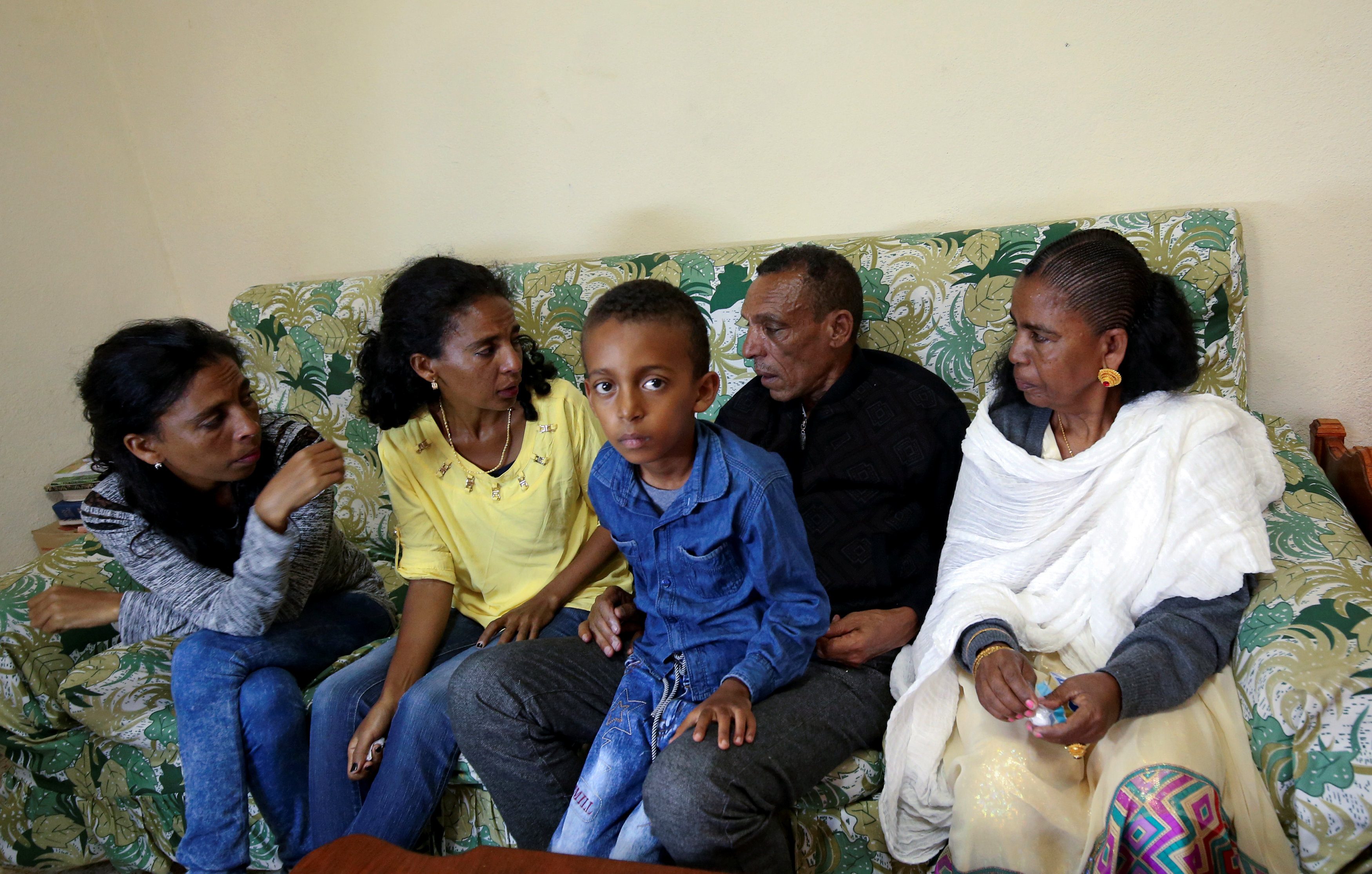 كما لو فاز بجائزة اليانصيب، مشاعر مضطربة وتخوُّف من المستقبل.. مواطن إريتري يلتقي أسرته بعد فراق دامَ 18 عاماً