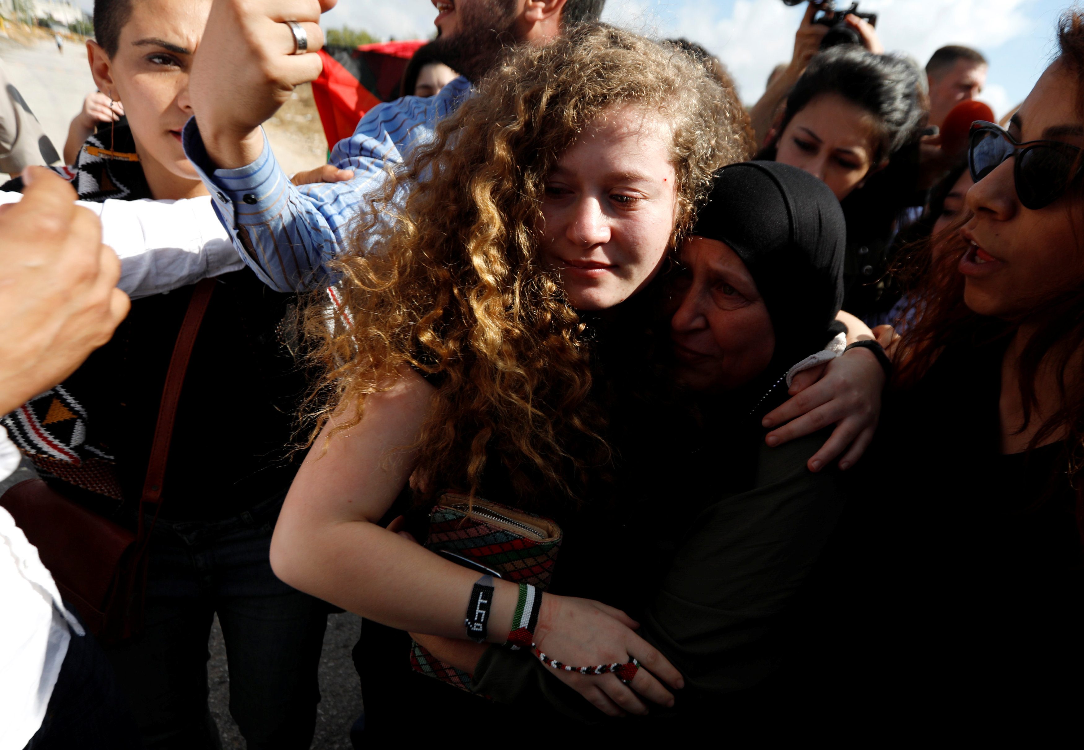 عهد وأمها حُرَّتان.. شاهد أول لحظات الإفراج عن الفتاة التميمي ووالدتها، وهذا أول ما قالته للإعلام