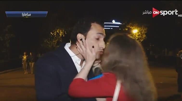 بعد فوز منتخبها على روسيا.. مشجّعة كرواتية تطبع قبلة على فم مراسل On Sport مباشرةً على الهواء! (فيديو)