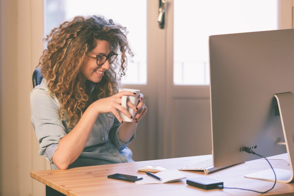كيف تعملين من المنزل وتكسبين المال؟.. إليك 7 وظائف لا تحتاج الخروج من البيت