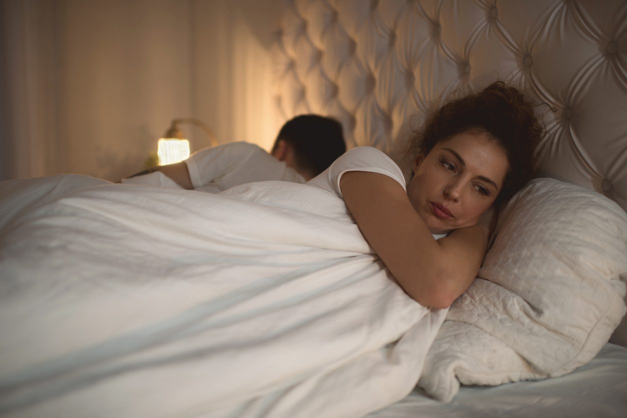 يعيش في كهف العمل فقط!.. لماذا ينسحب الرجل من حياة المرأة بعد الزواج؟