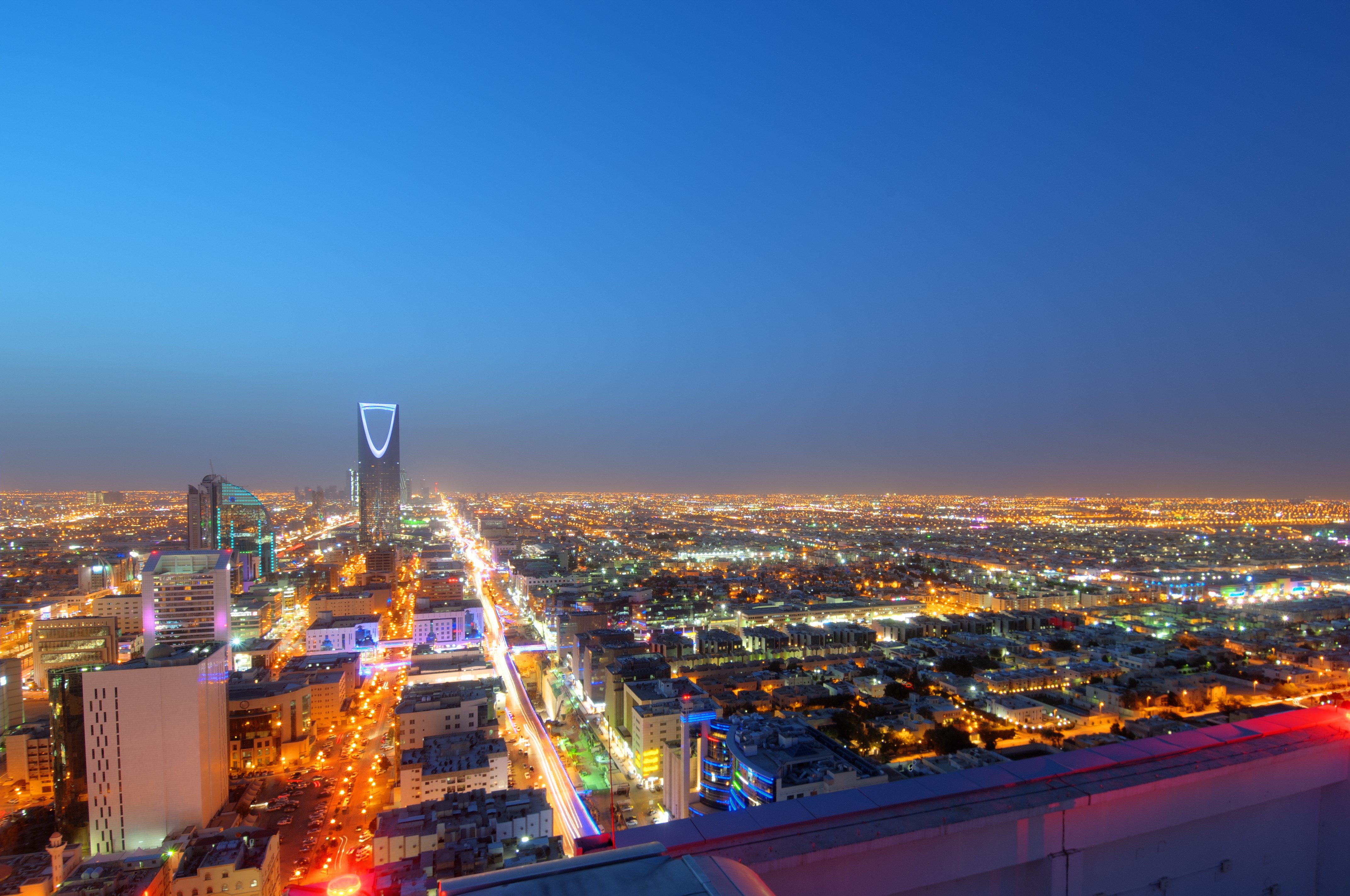 يهرّبون أموالهم خفية للخارج، وآخرون يجمّدونها في البنوك.. ازدياد خوف السعوديين على أموالهم يُهدد خطة بن سلمان الاقتصادية