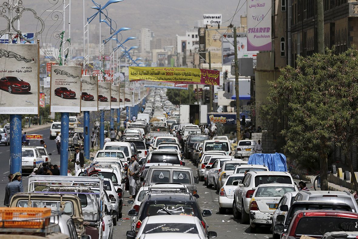 في تعز المحاصرة.. هكذا أجبرنا الفقر والحرب على أن نلوِّث مدينتنا