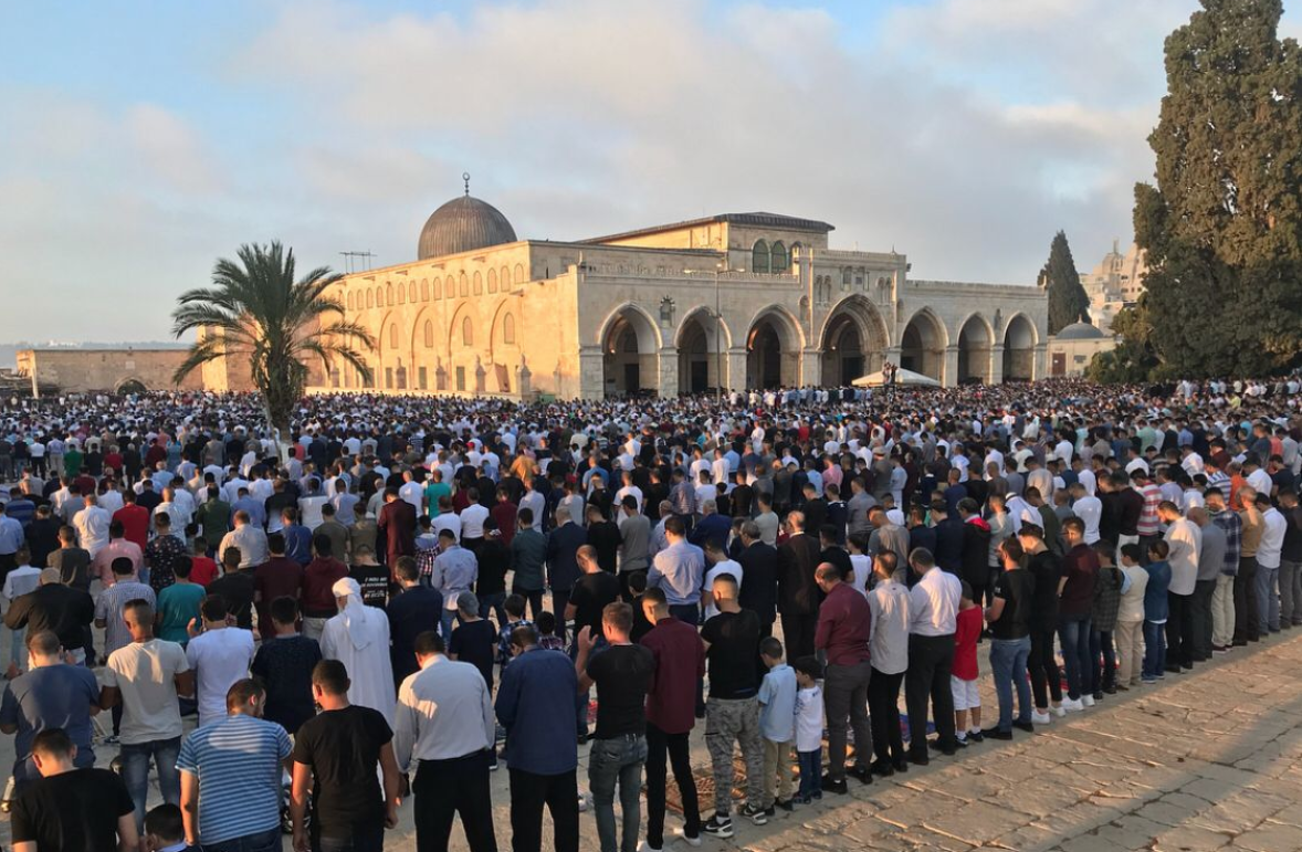 المسلمون يحتفلون بعيد الأضحى.. الملايين يؤدون صلاة العيد، والحجاج يتوجهون لمنى لرمي الجمرات
