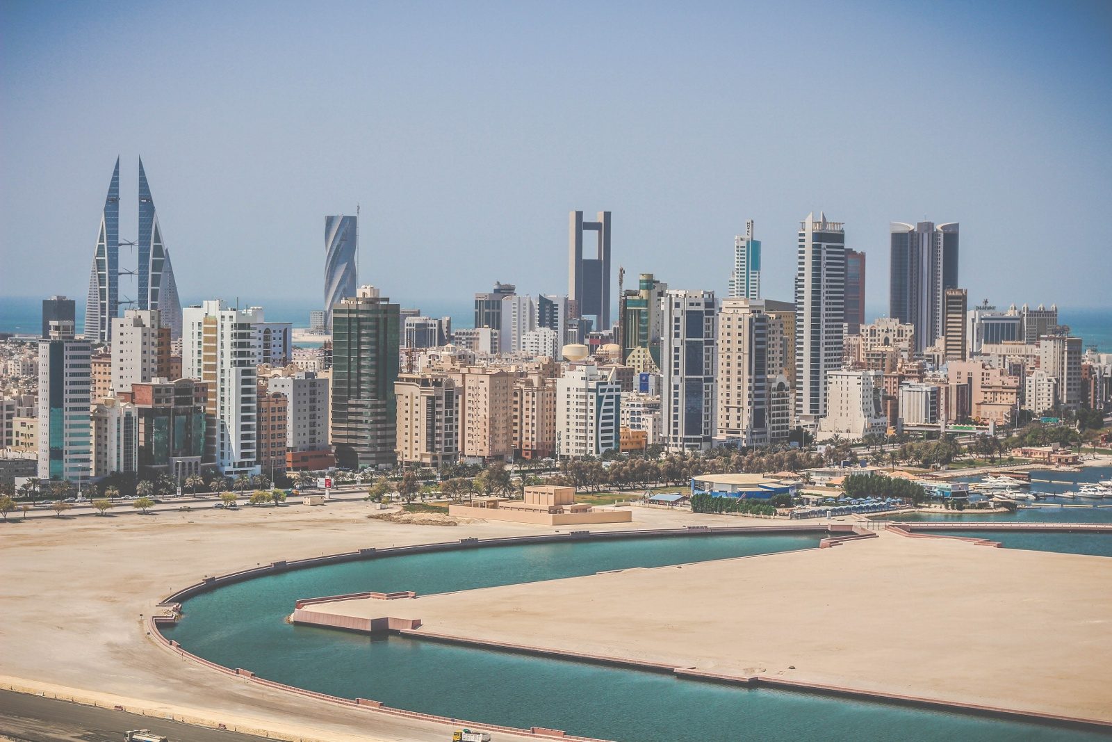 بن سلمان يظهر في «نيوم» لأول مرة.. فيديو له وهو يتناول الطعام وسط مجموعة من المواطنين