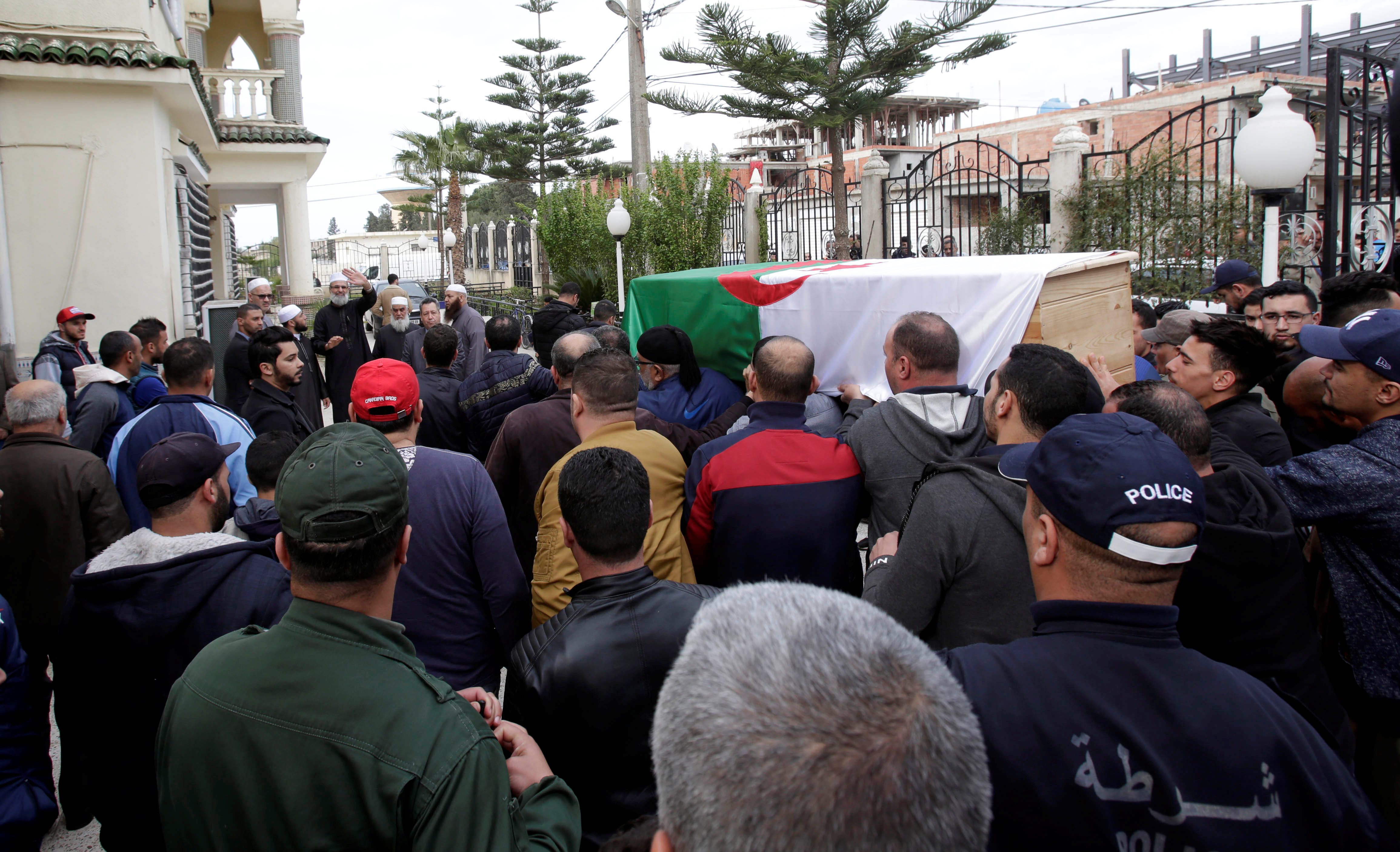 من هنا انتشرت الكوليرا في الجزائر.. حالة الطوارئ تعم المكان والمواطنون يقاطعون مياه الحكومة والخضر والفواكه، ويشككون في رواية السلطات