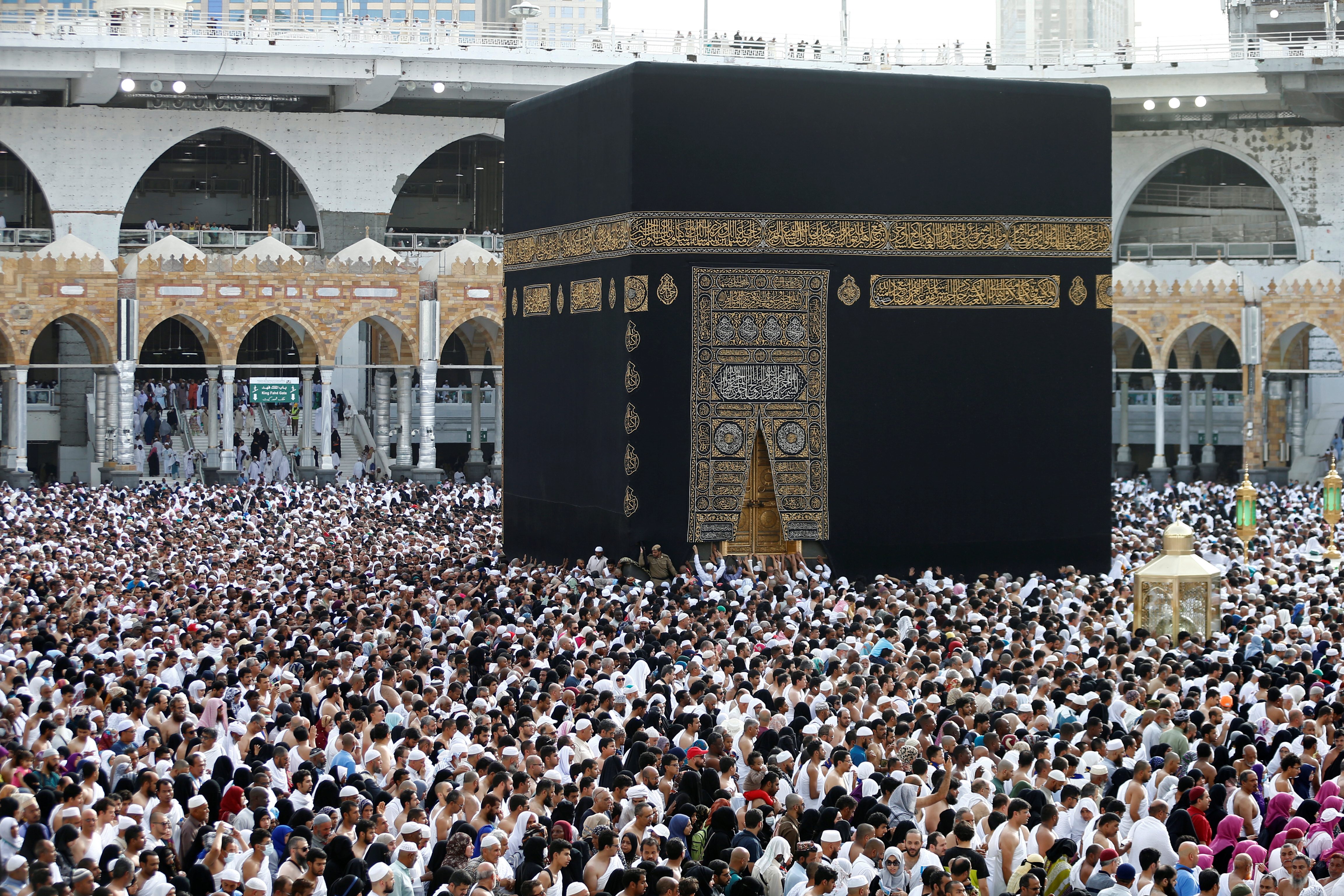 مليونا حاج بلغات مختلفة يحطون في أرض المملكة.. كيف سخَّرت السعودية التكنولوجيا للتواصل معهم وتسهيل تحركاتهم؟