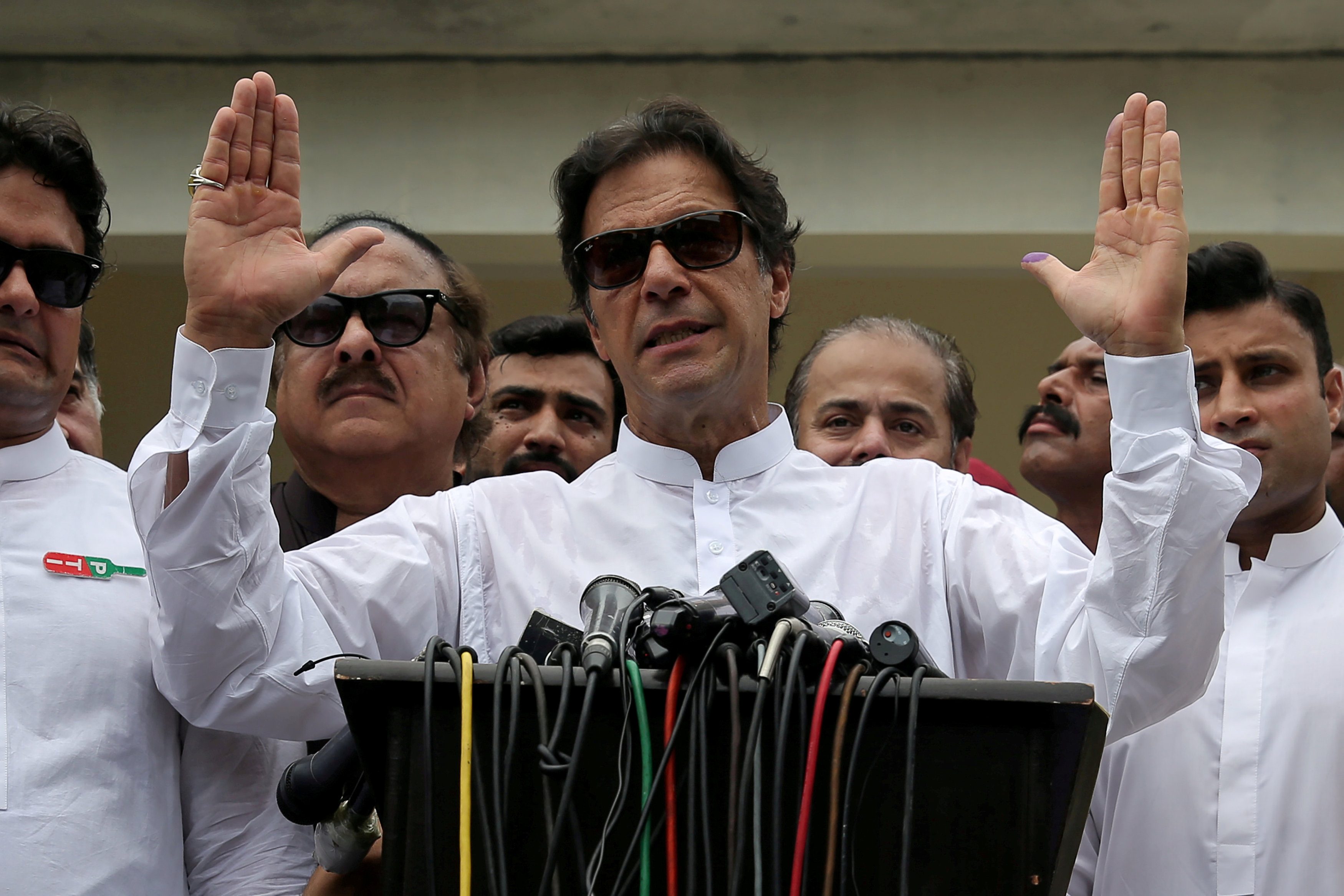 رسمياً بطل الكريكت رئيساً للوزراء بـ 176 صوتاً.. عمران خان يقود الحكومة الباكستانية