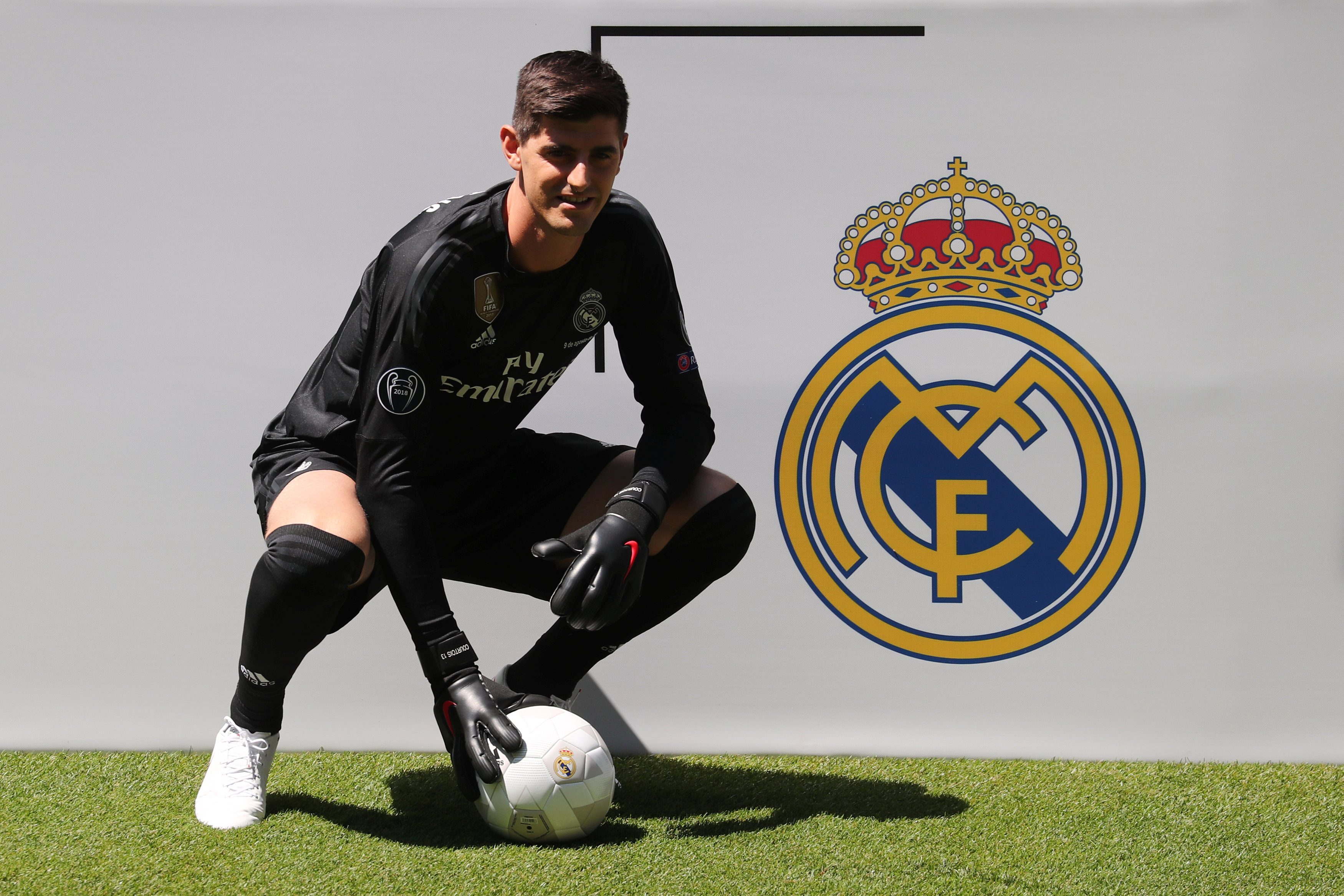 9 معلومات لا تعرفها عن حارس ريال مدريد الجديد.. رونالدو أكثر من سجل في مرماه وهذا هو صديقه المفضل